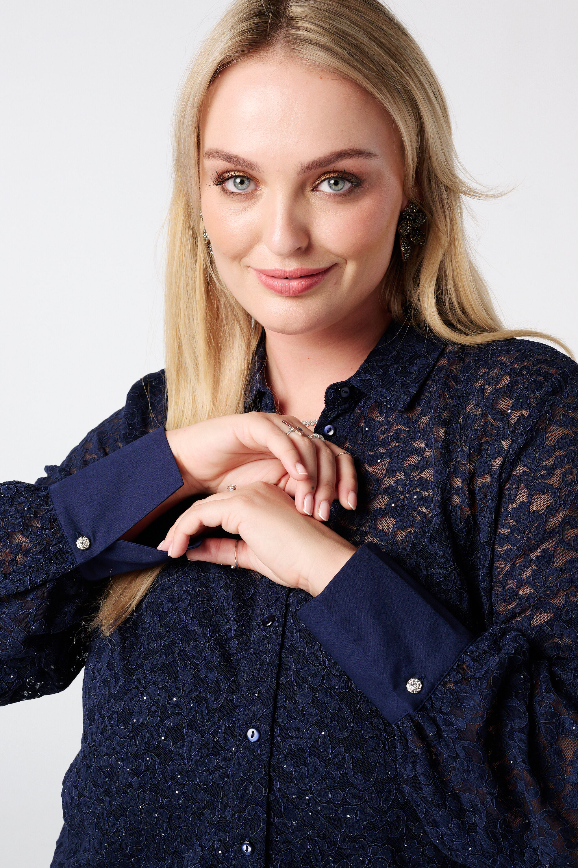 Top con encaje y lentejuelas image number 4