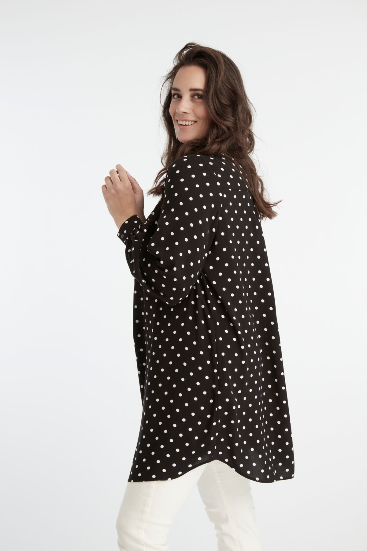 Blusa tipo t&uacute;nica de lunares image number 5