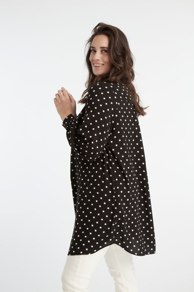 Blusa tipo túnica de lunares image number 5