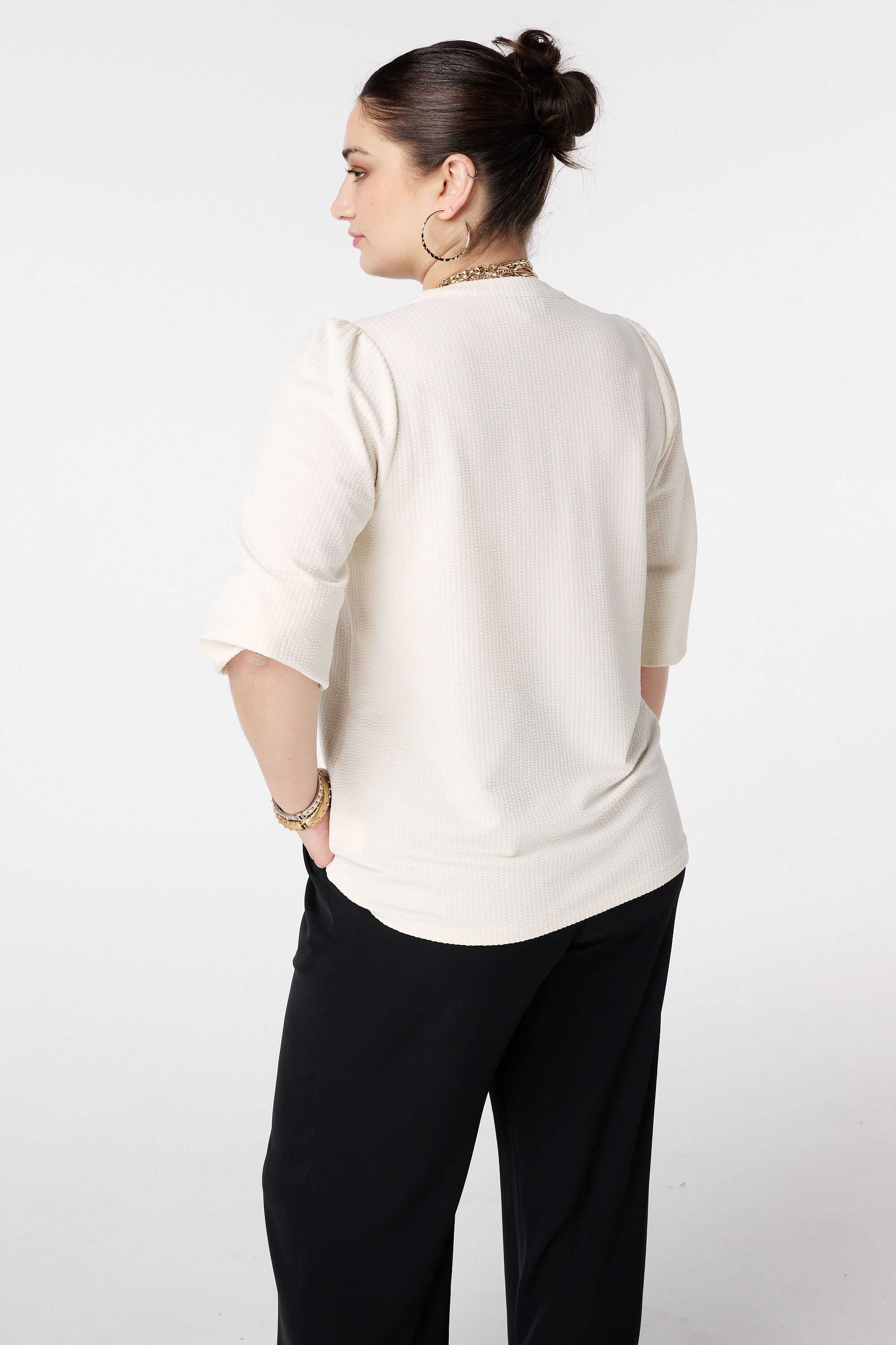 Top con bordado y escote en V image number 3