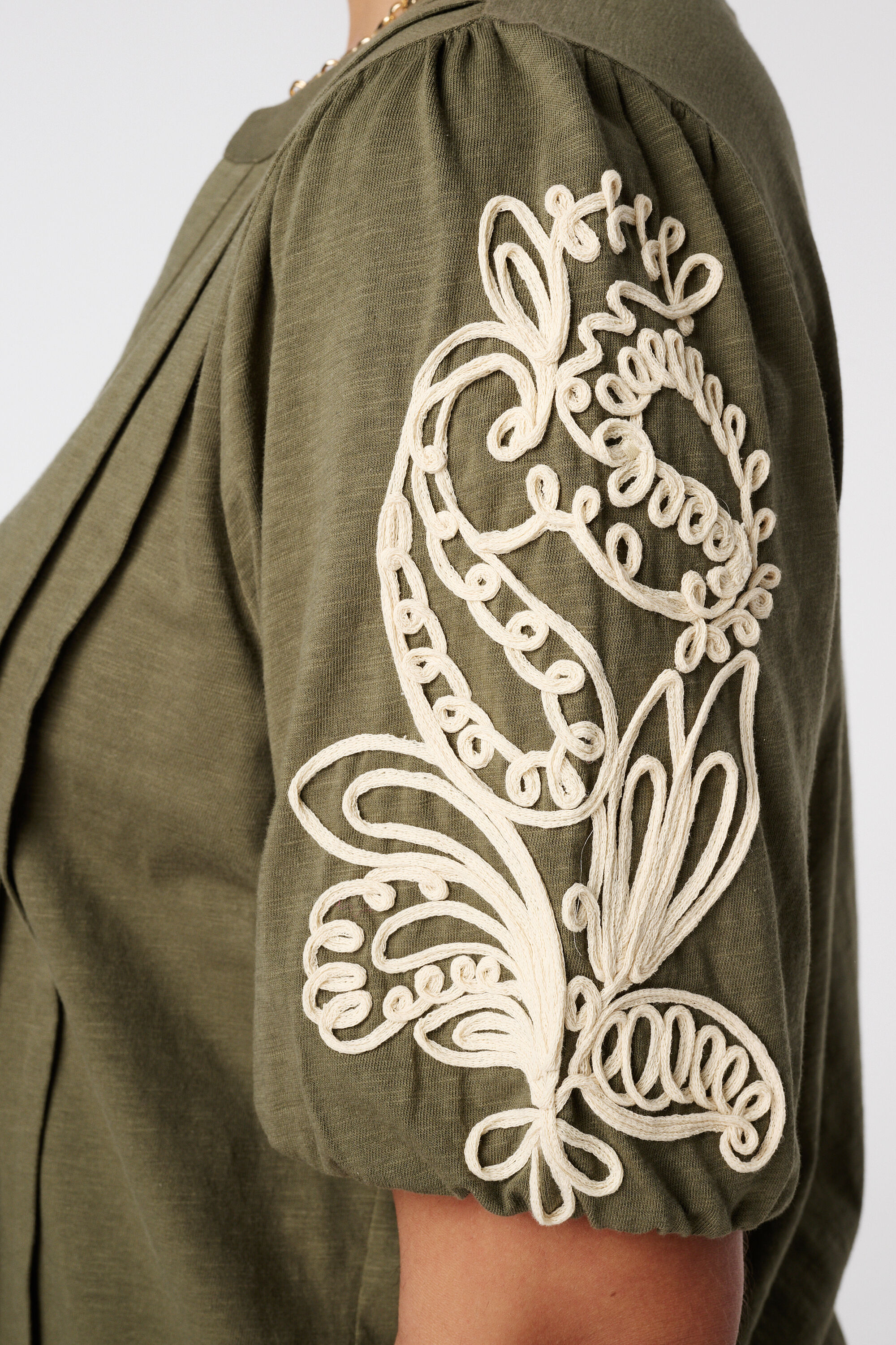 Top con mangas bordadas image number 6