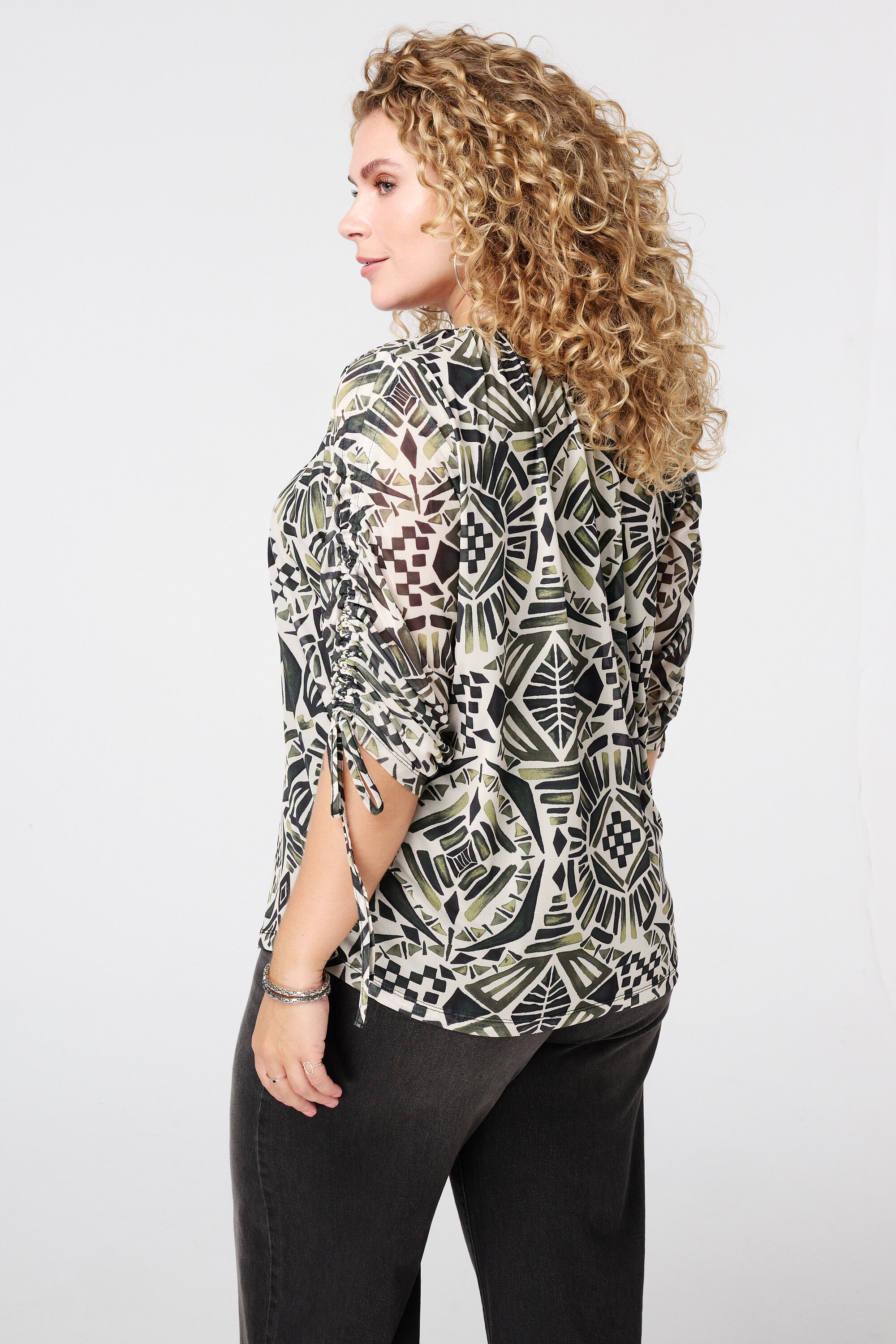 Blusa con estampado y mangas con cord&oacute;n image number 3