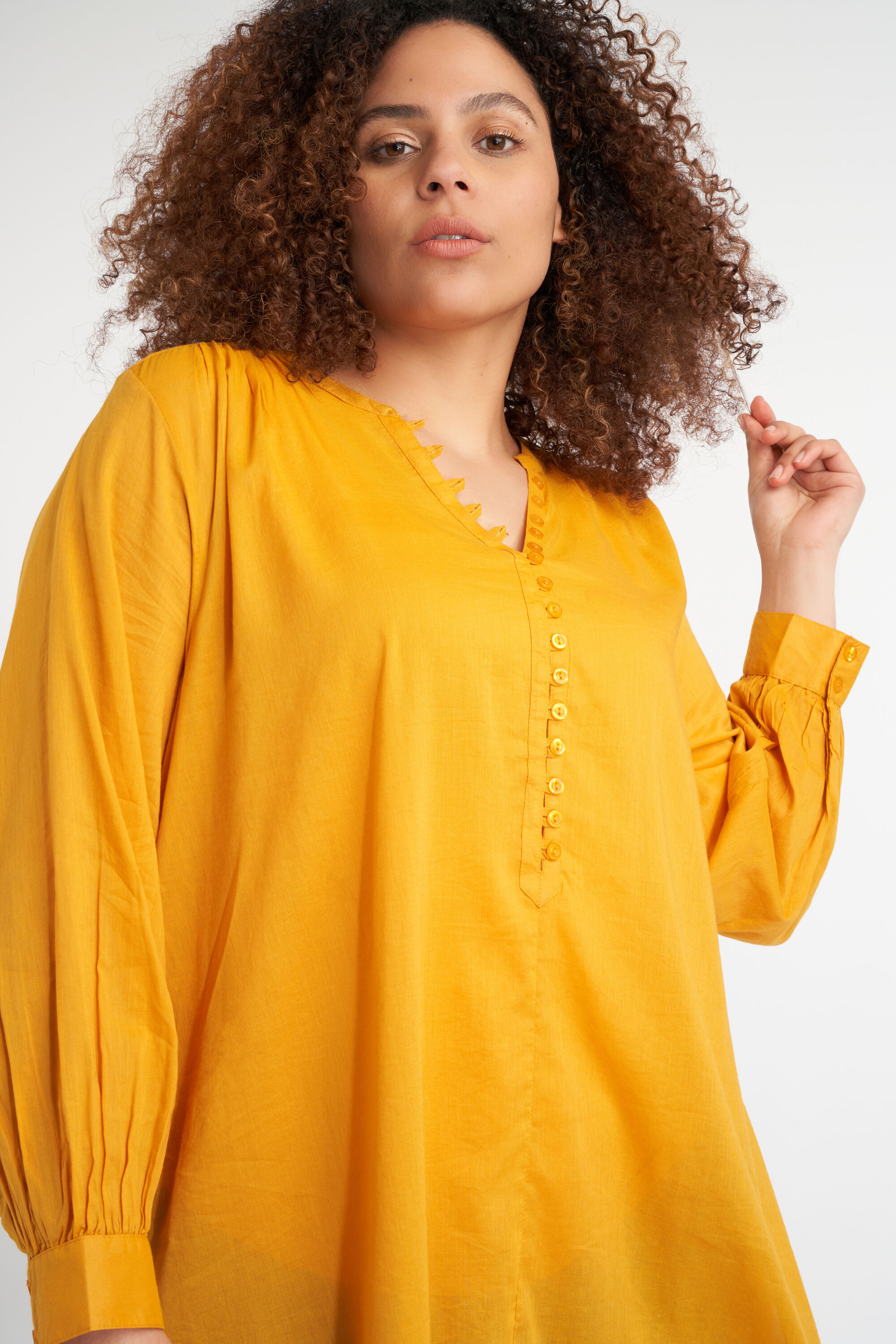 Blusa con botones image number 4