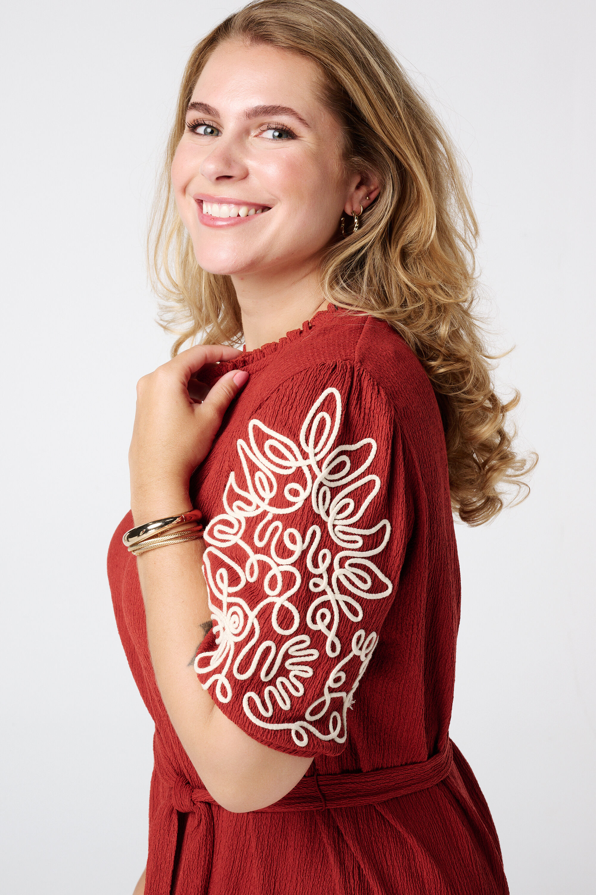 Vestido con detalles en las mangas image number 4