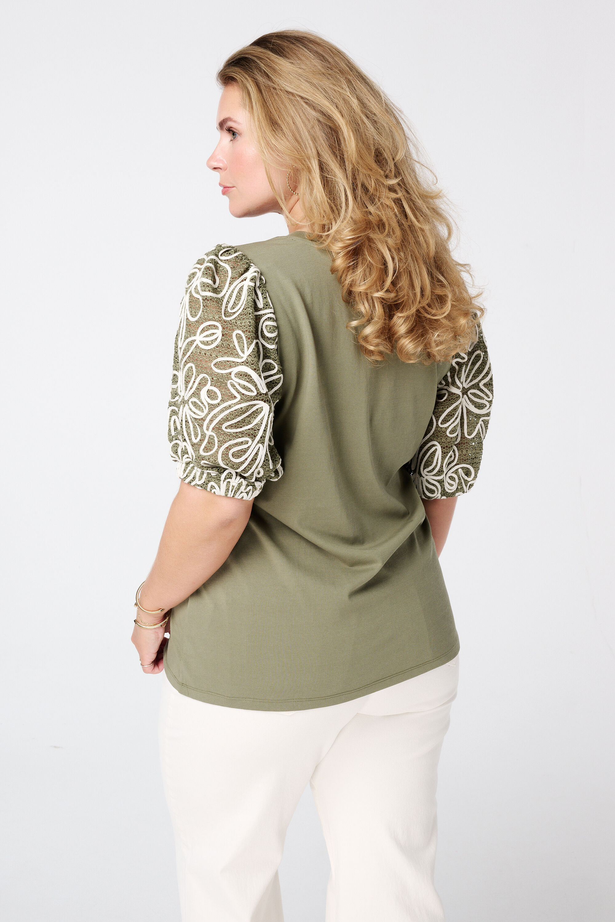 Camiseta con mangas bordadas image number 3