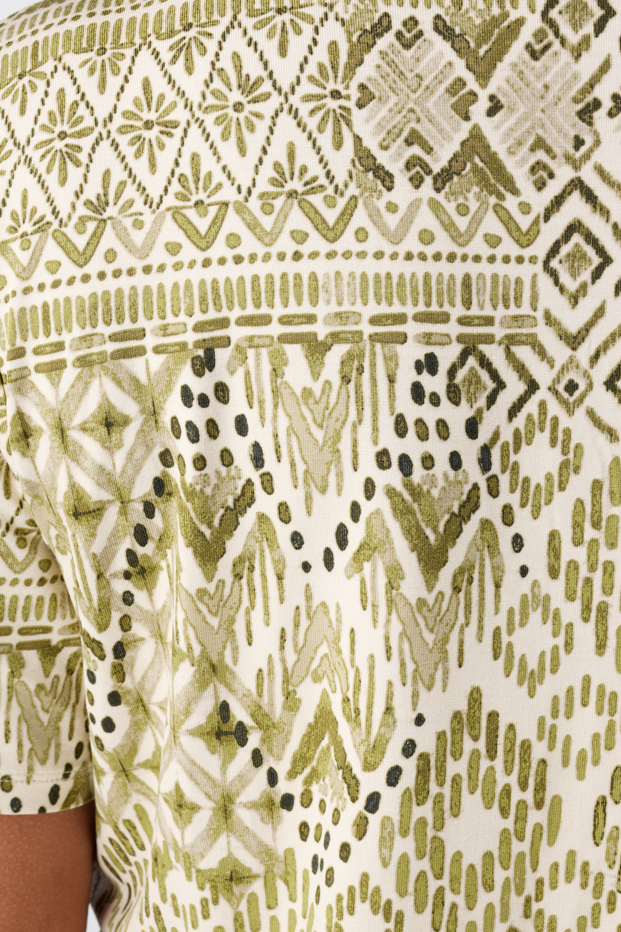 Top estampado con escote en V image number 6