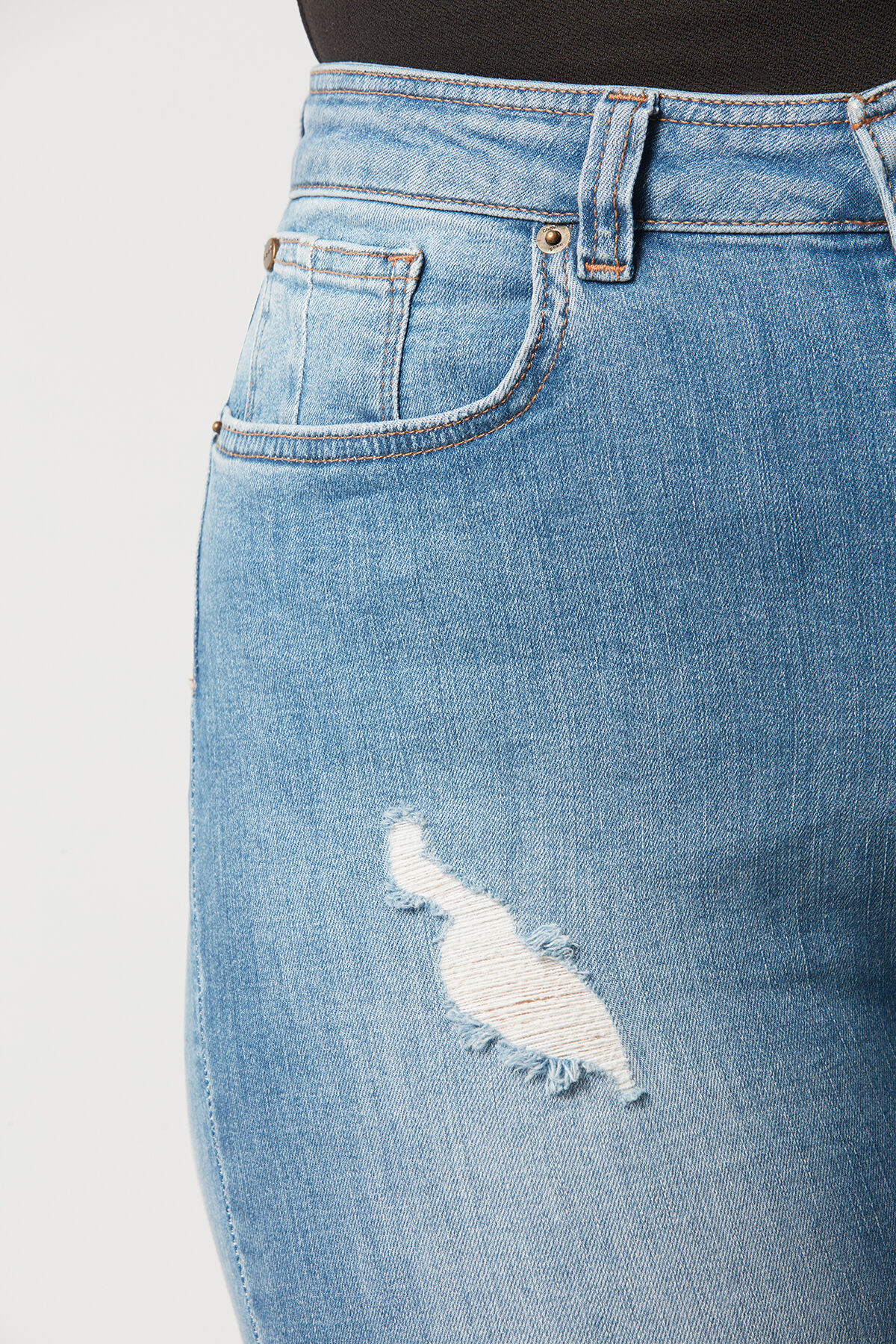 Vaqueros pitillo en forma de A con lavado a la piedra image number 6