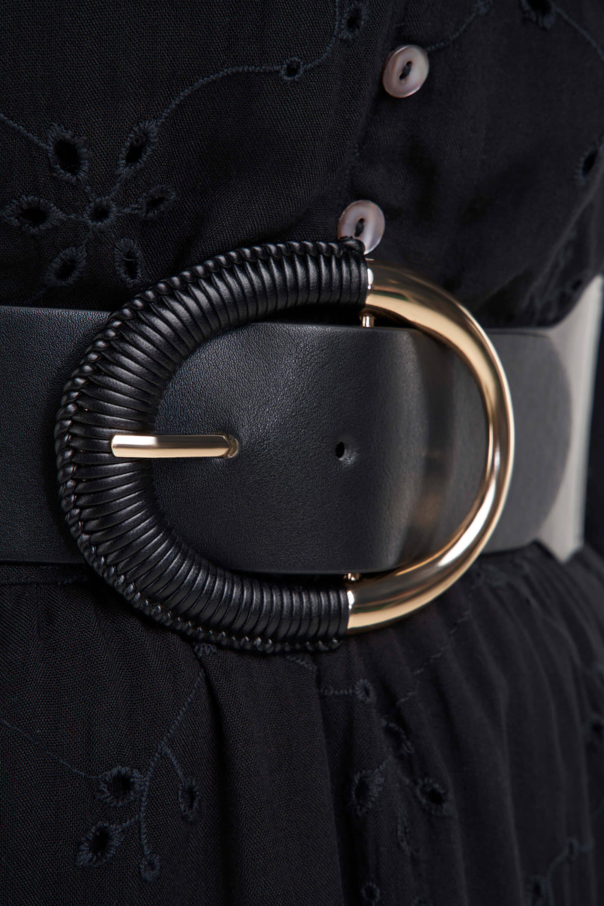 Cintur&oacute;n con hebilla dorada image number 3