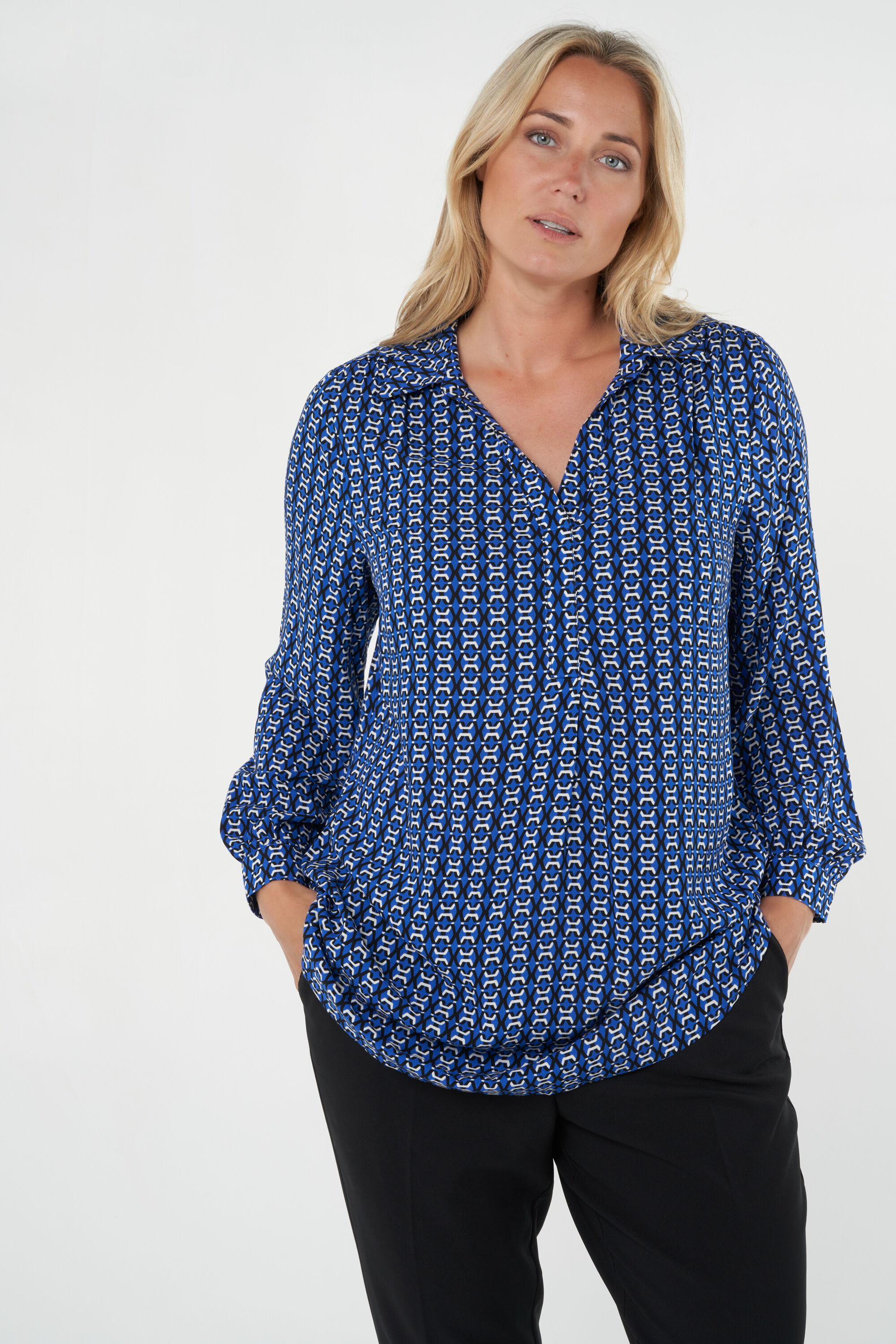 Blusa oversized con cuello y escote en V image number 5