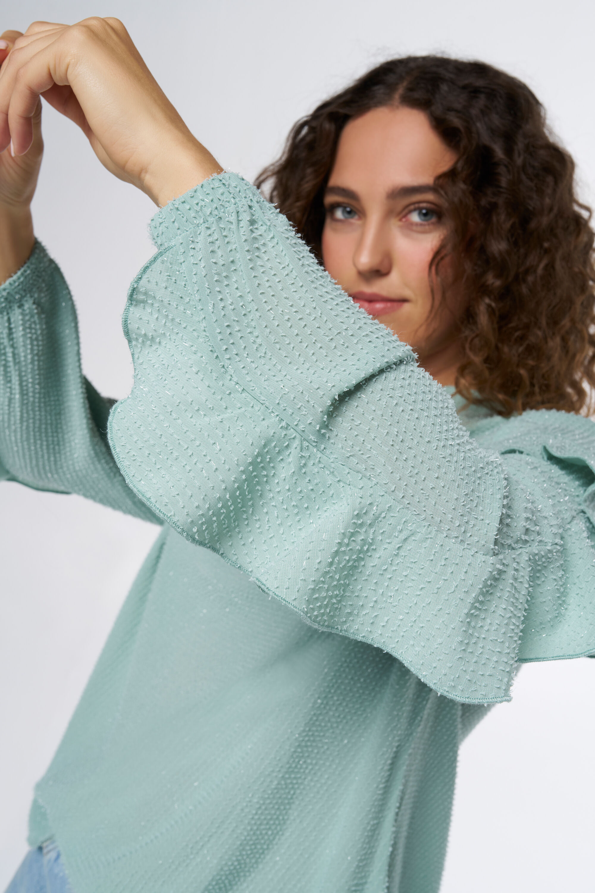 Blusa con volantes image number 4