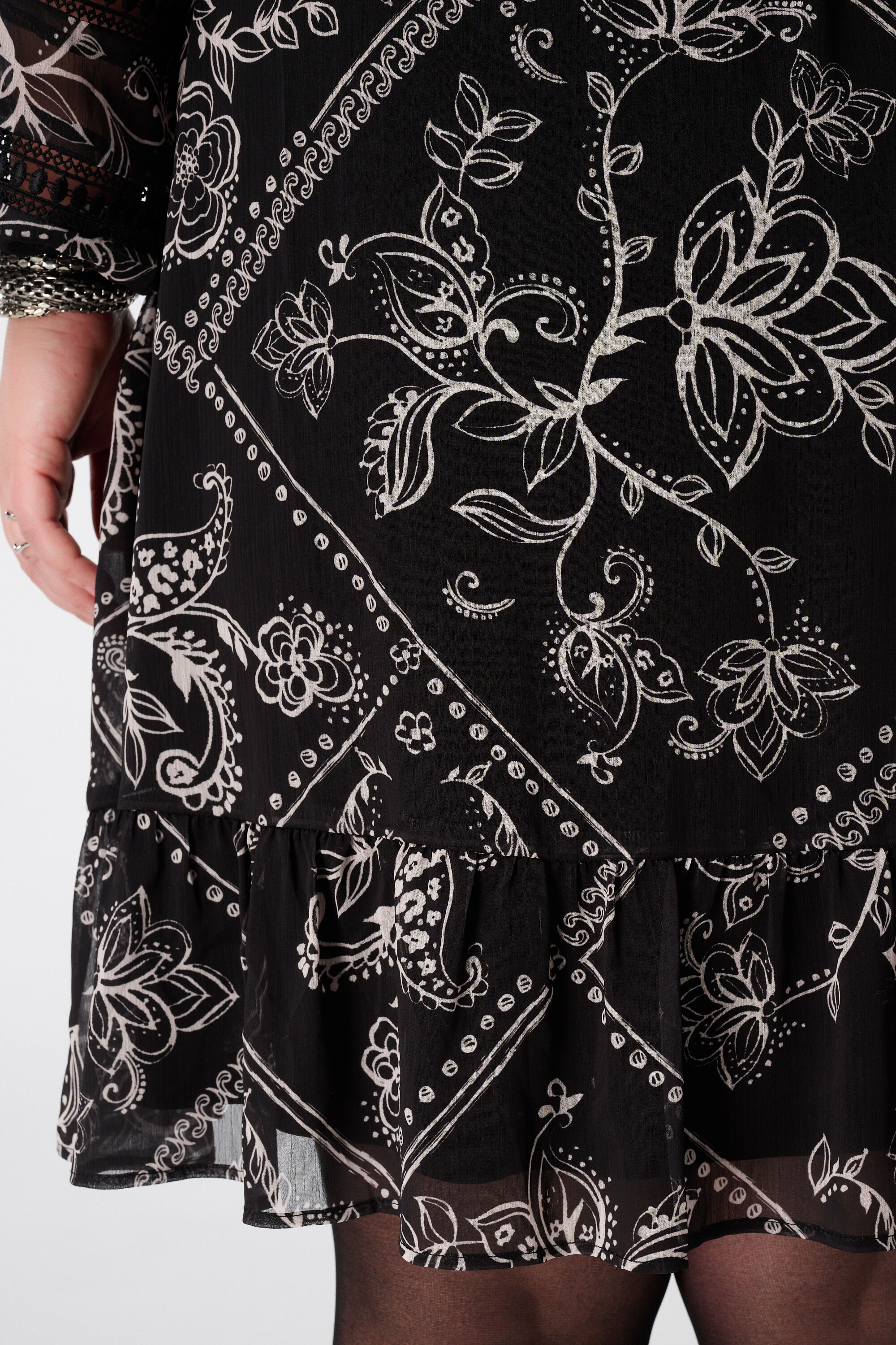 Vestido con estampado y detalles bordados image number 6