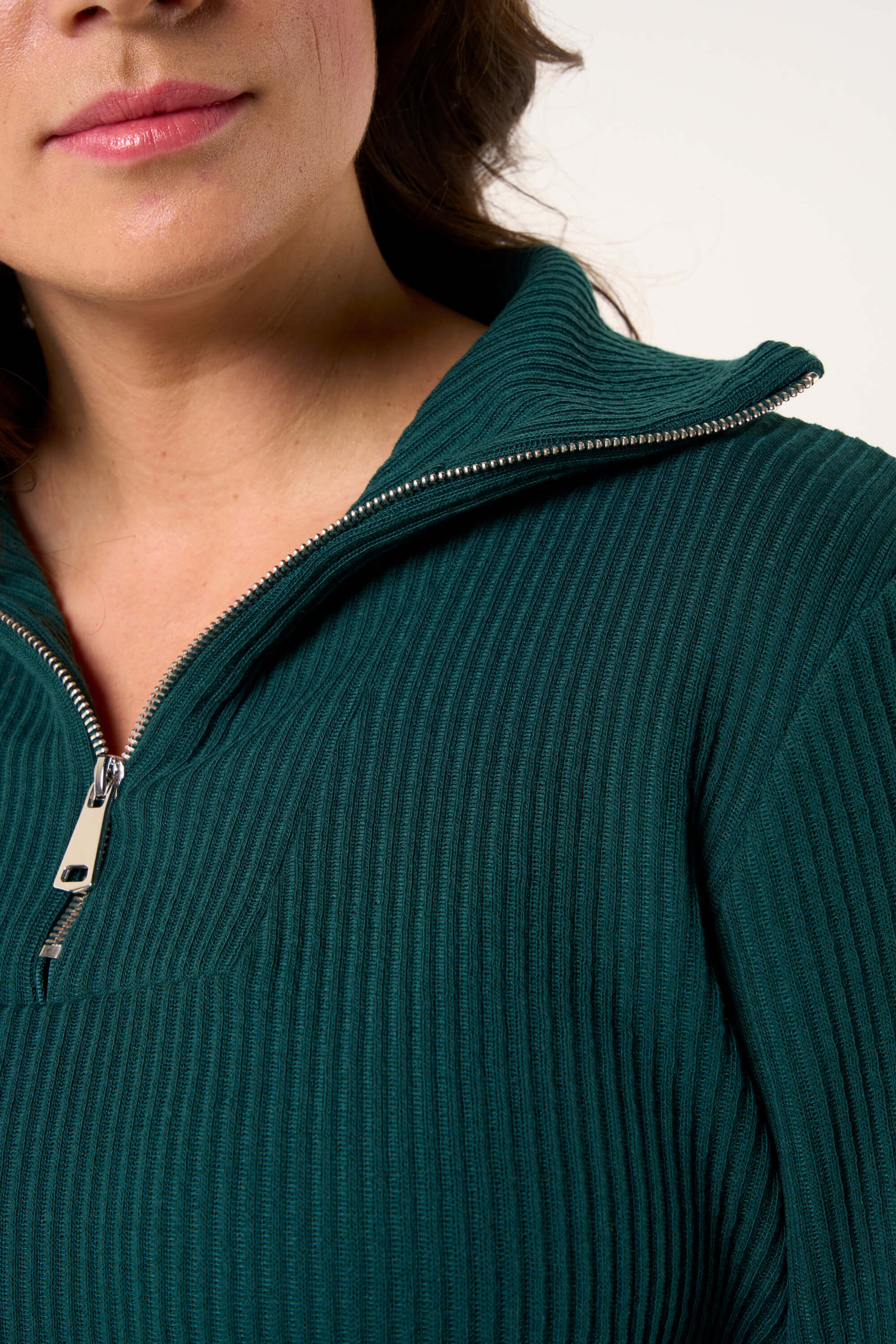 Top con cremallera  image number 4