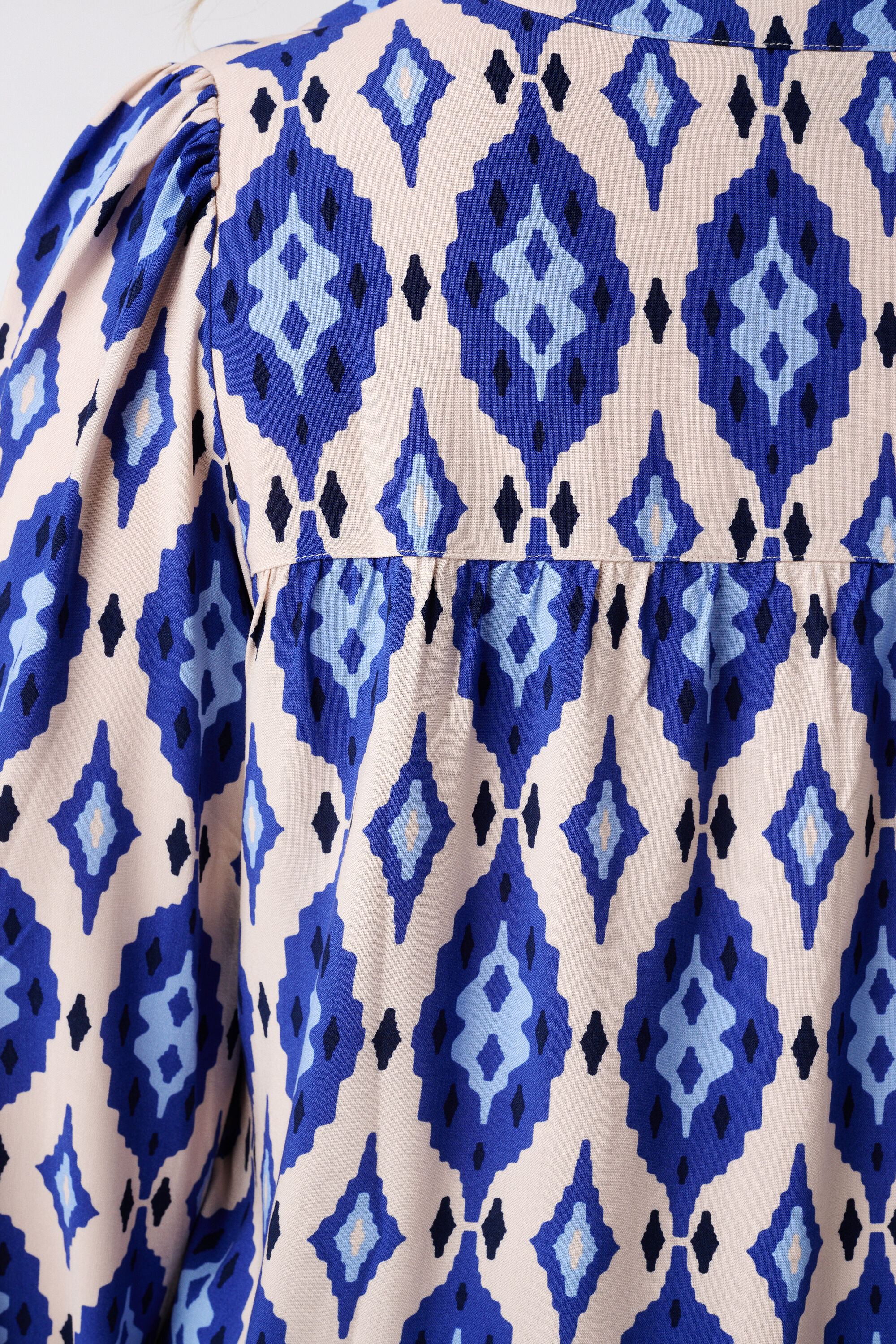 Blusa con estampado y bobinas image number 6