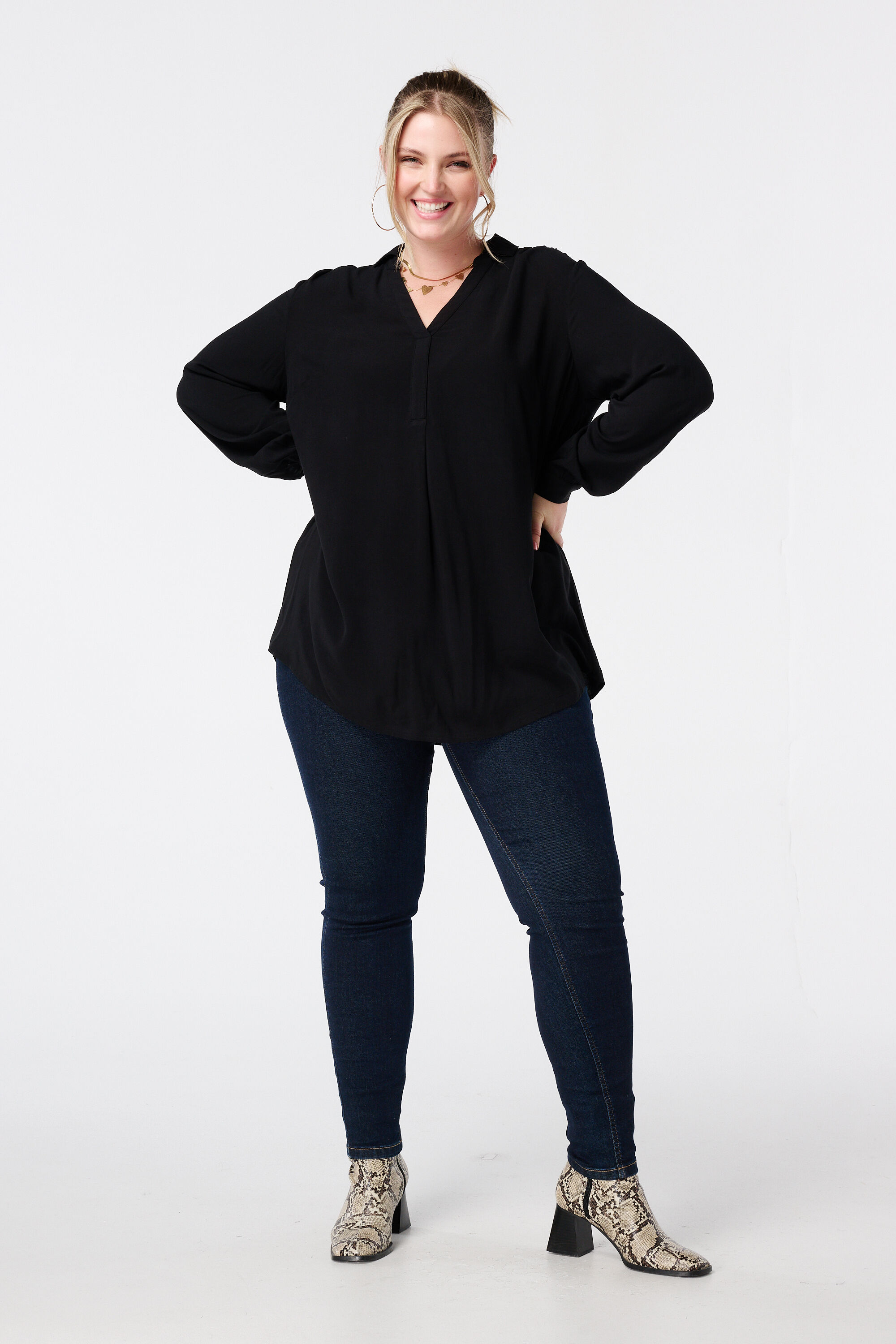 Blusa holgada con cuello en V image number 5