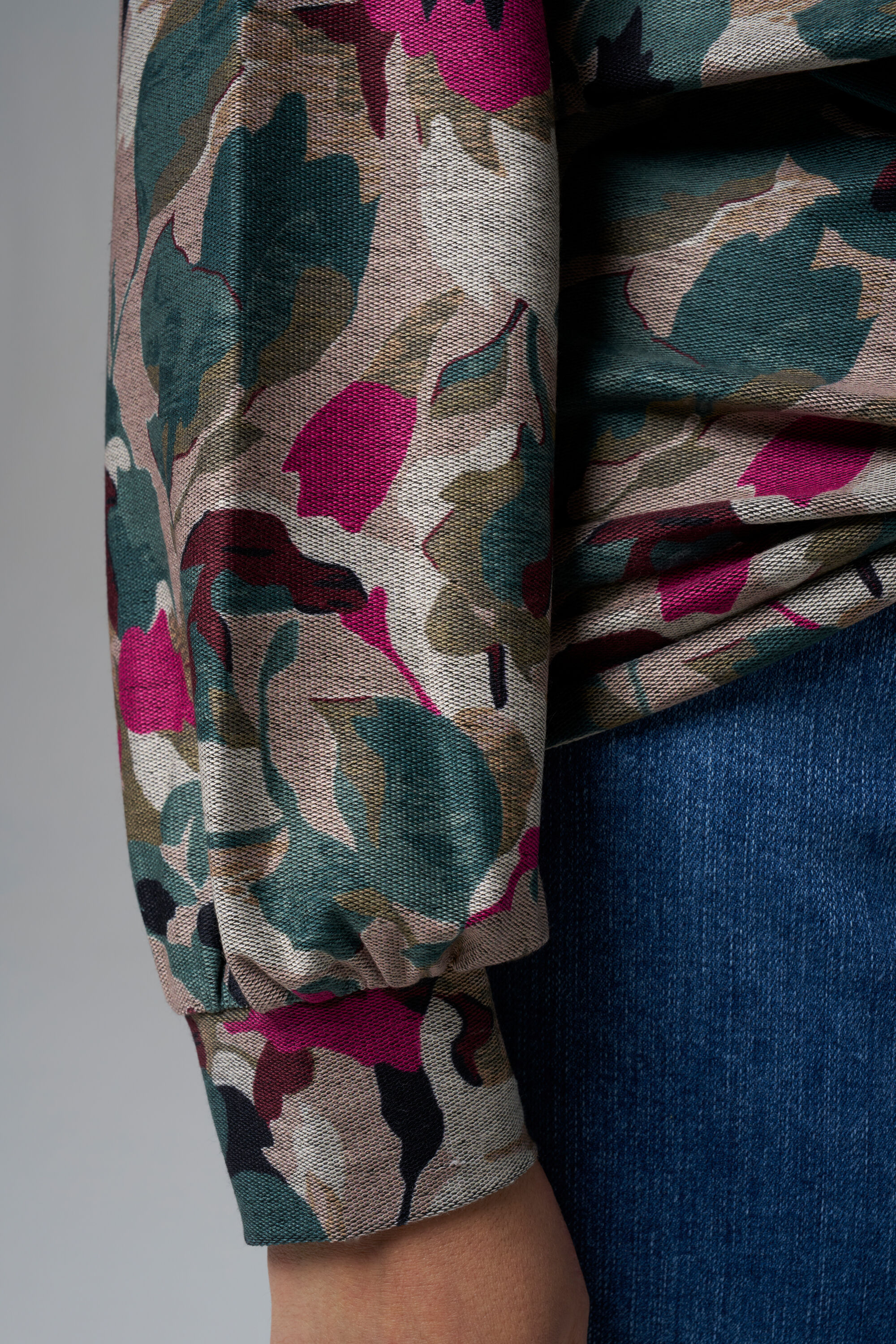 Su&eacute;ter con estampado floral image number 4