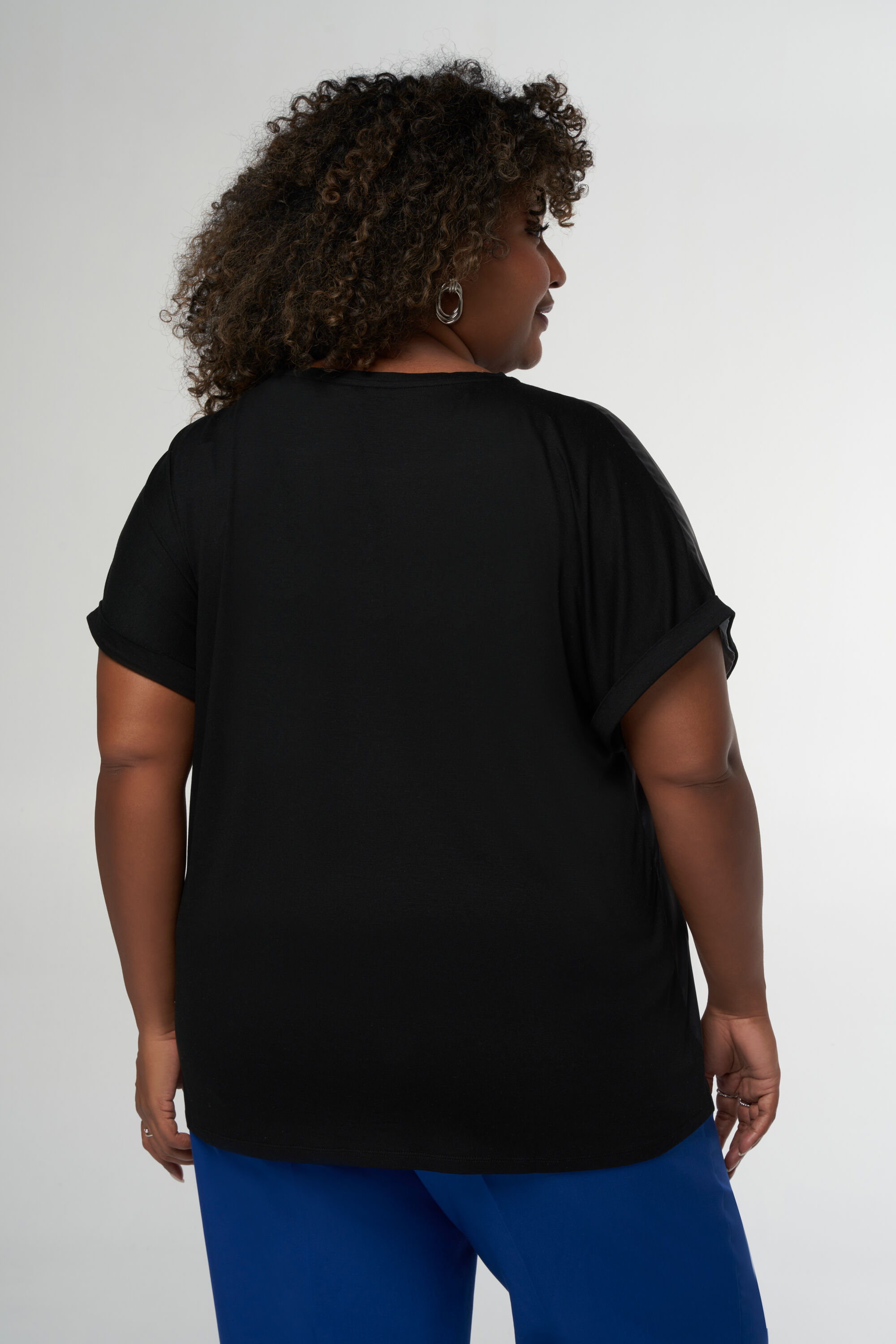 Camiseta decorada con la palabra "LOVE" estampada image number 3