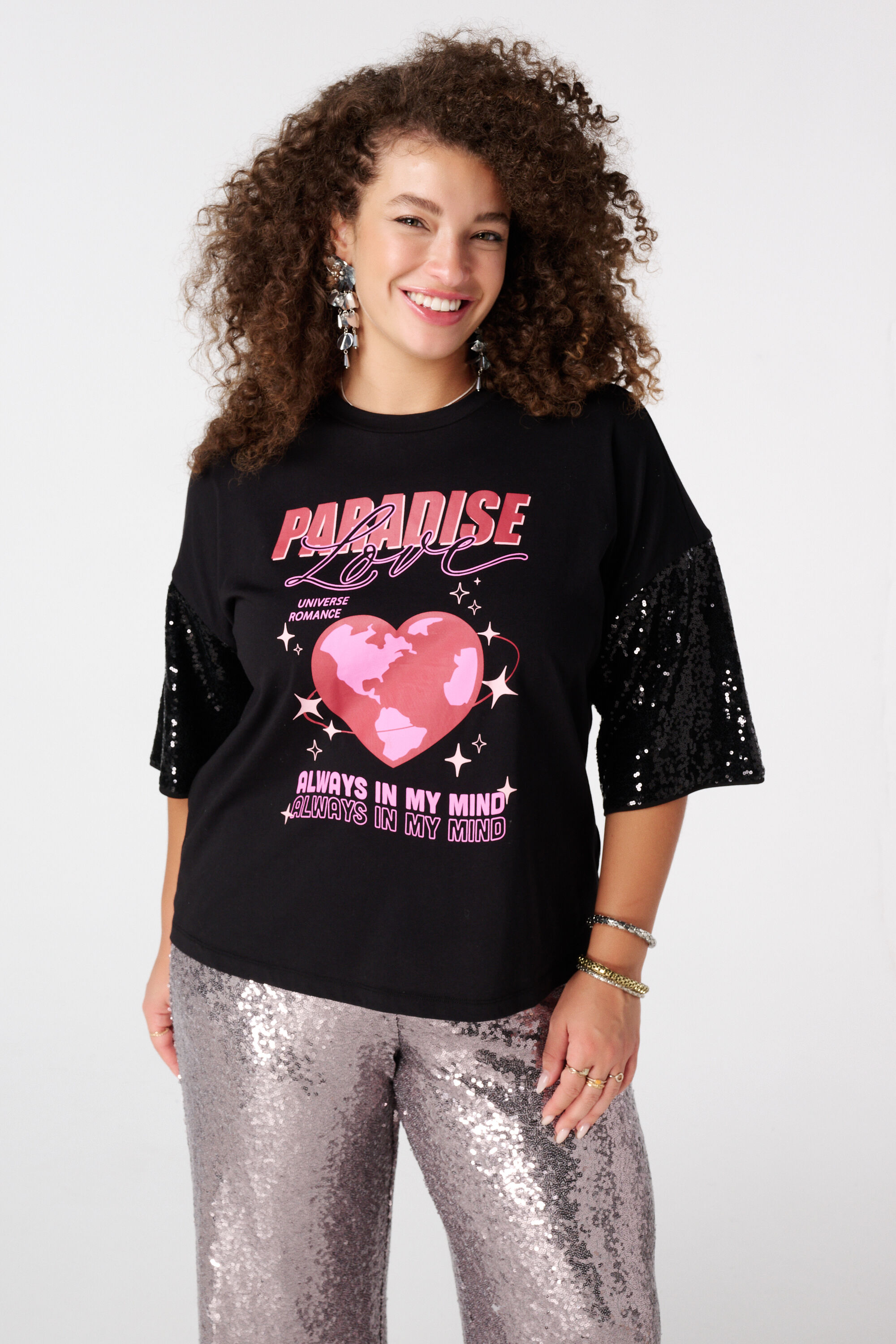 Camiseta oversize con mangas de lentejuelas