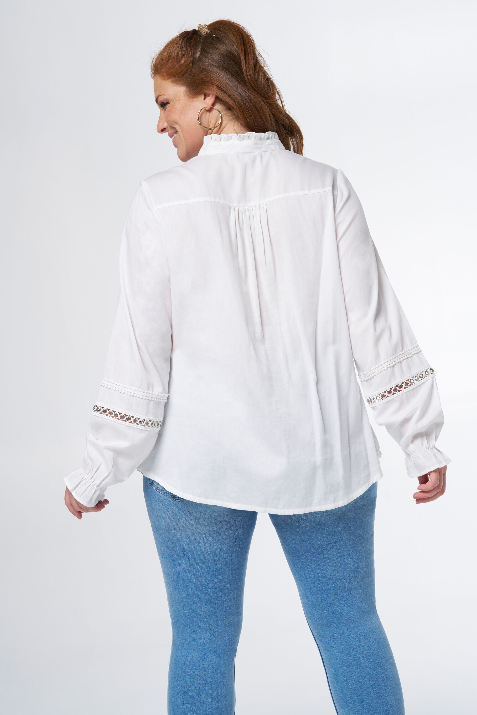 Blusa con detalles y cuello alto image number 3