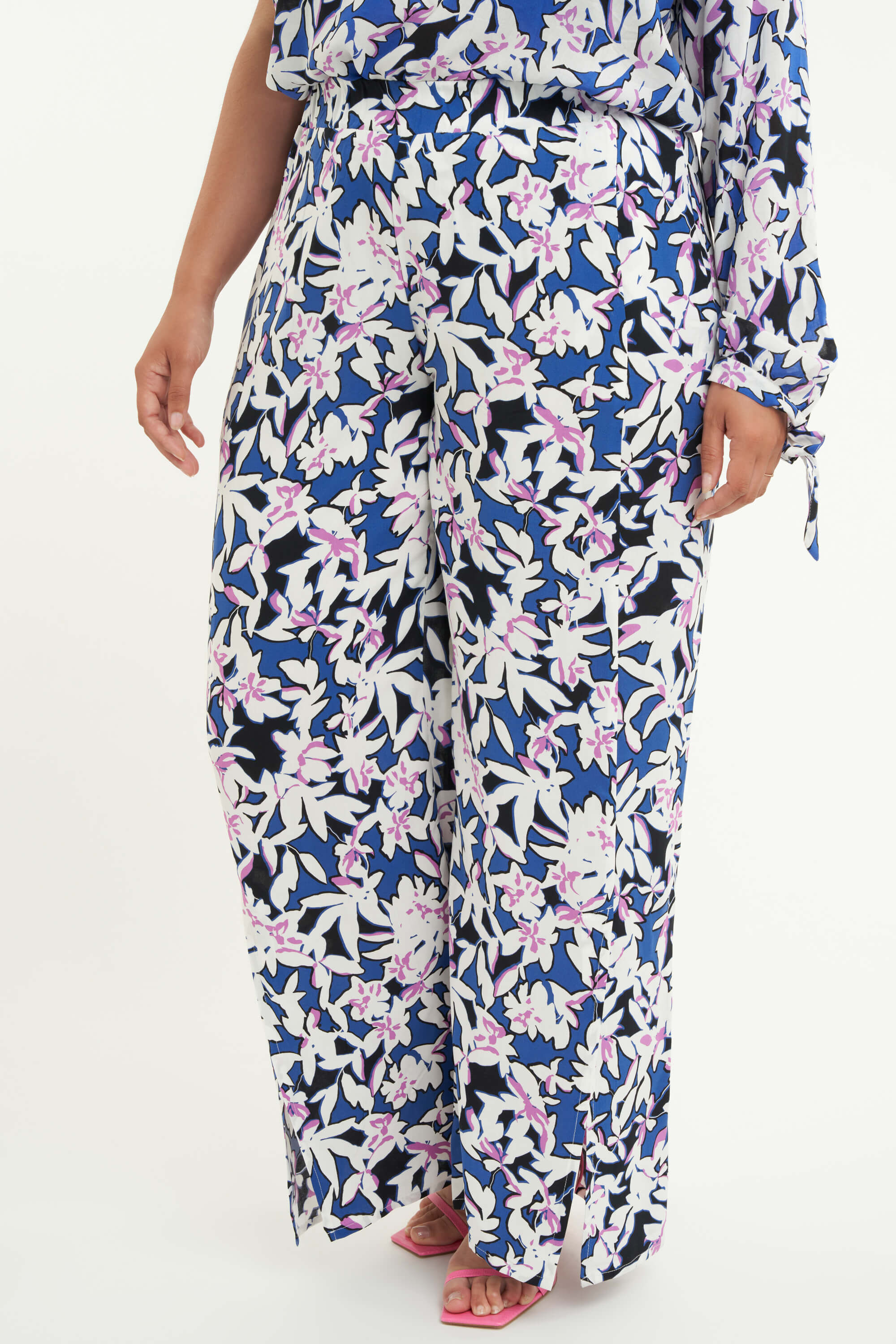 Pantalones anchos con una apertura image number 5