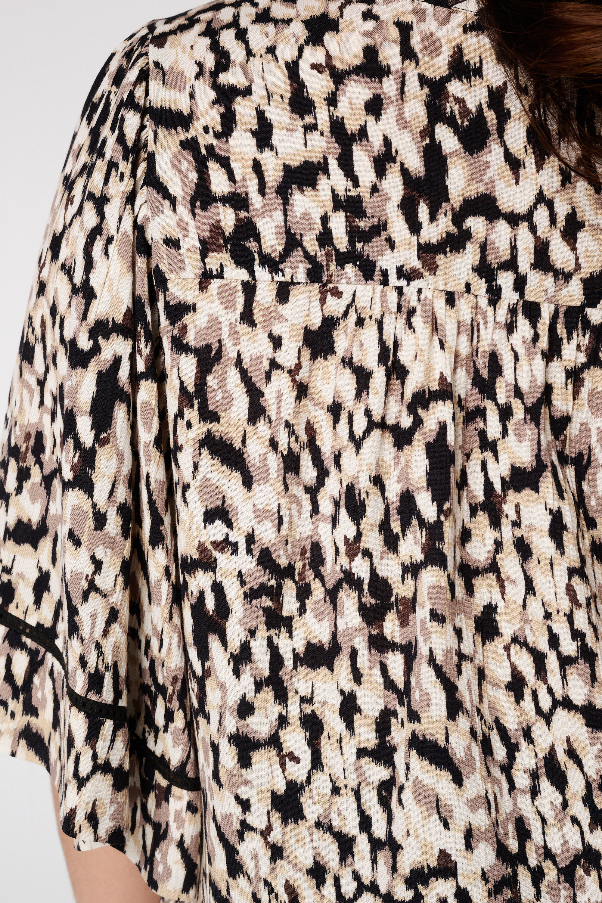 Blusa con estampado y detalle de lazo image number 6