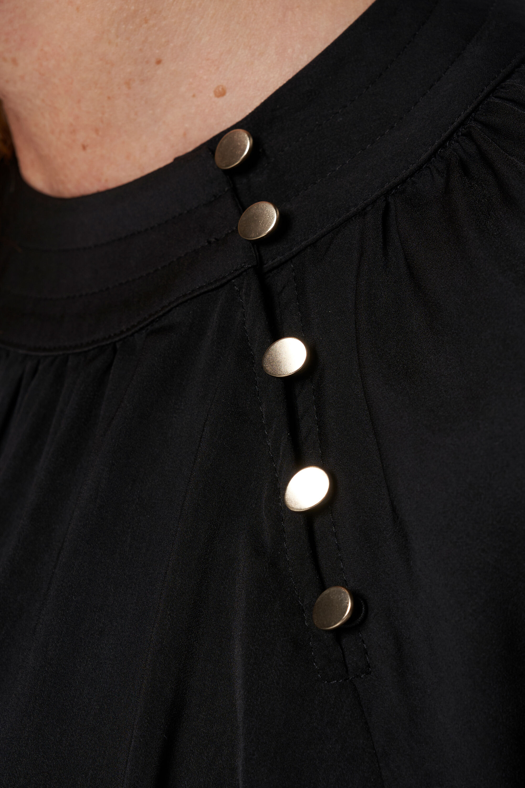 Blusa con botones dorados image number 4