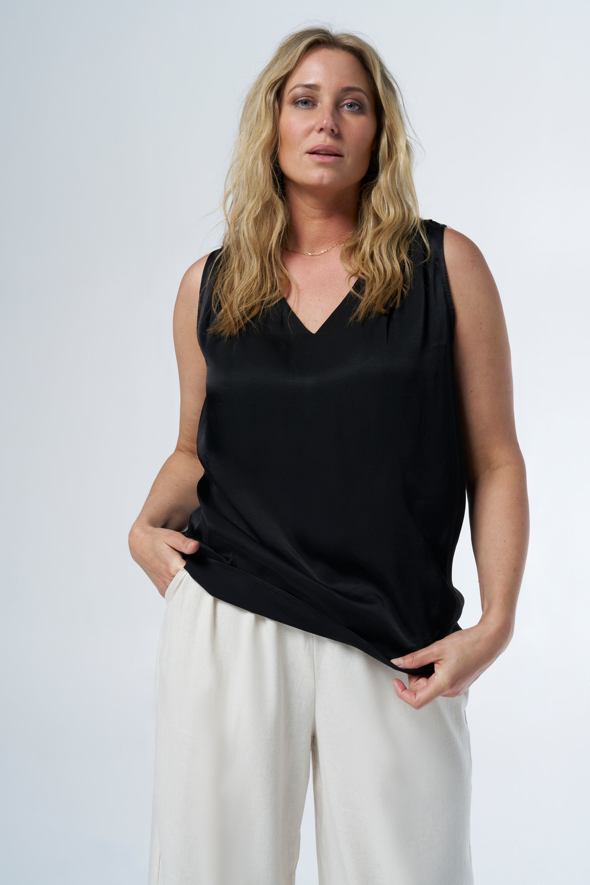 Top sin mangas con sat&eacute;n image number 4