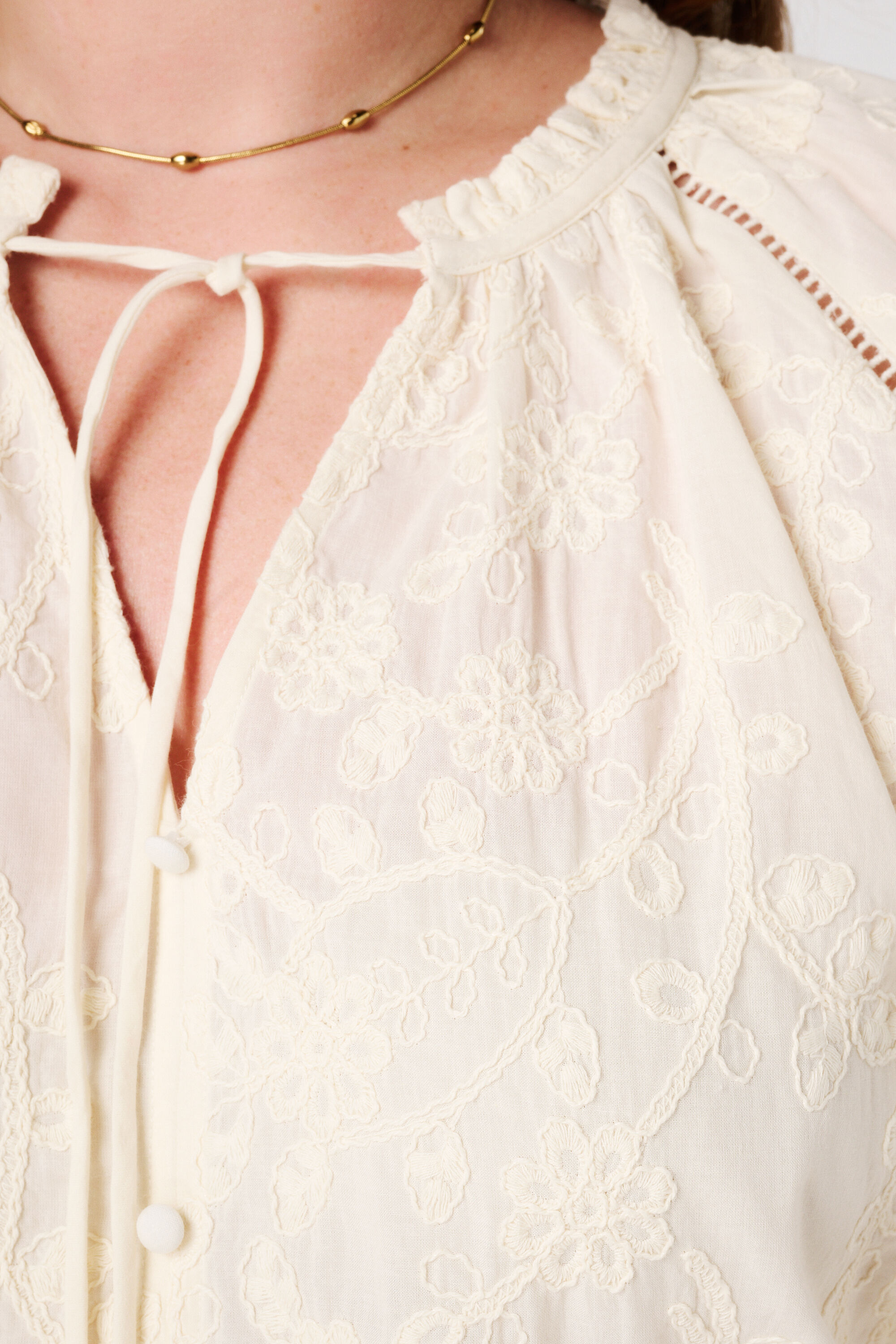 Blusa con bordado  image number 6