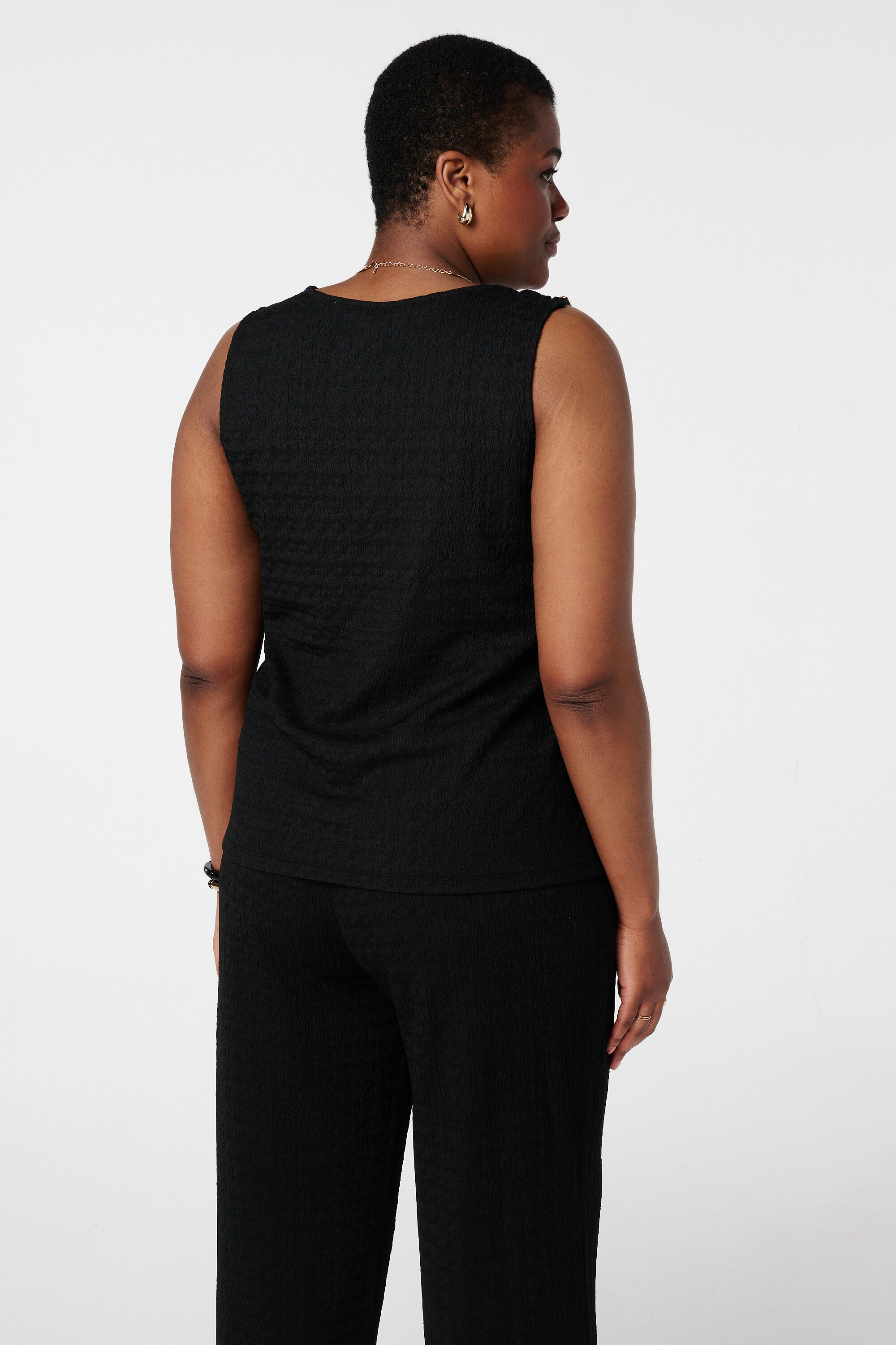 Top negro con hebilla decorativa y tejido texturizado image number 3