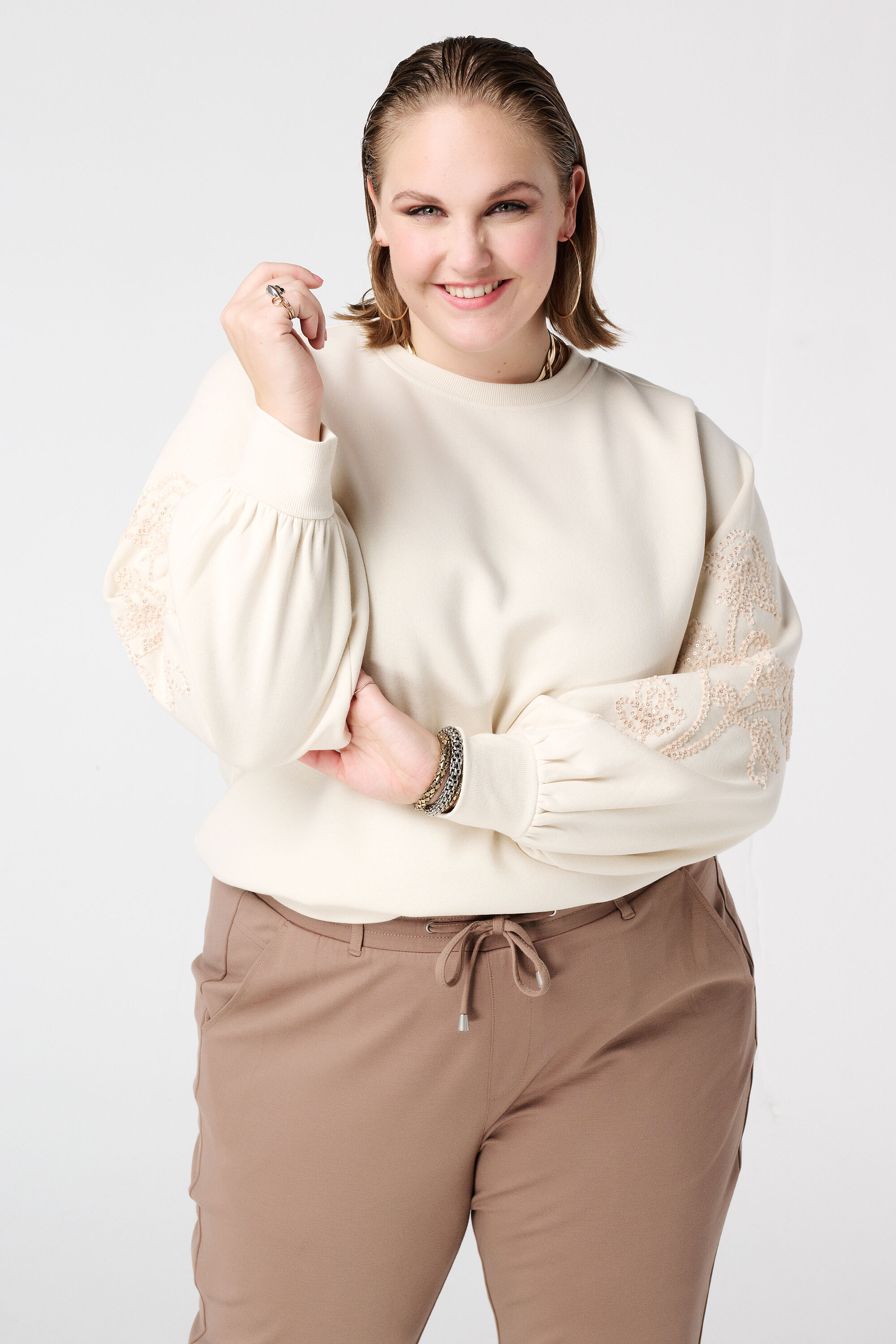 Jersey con bordados suaves en las mangas