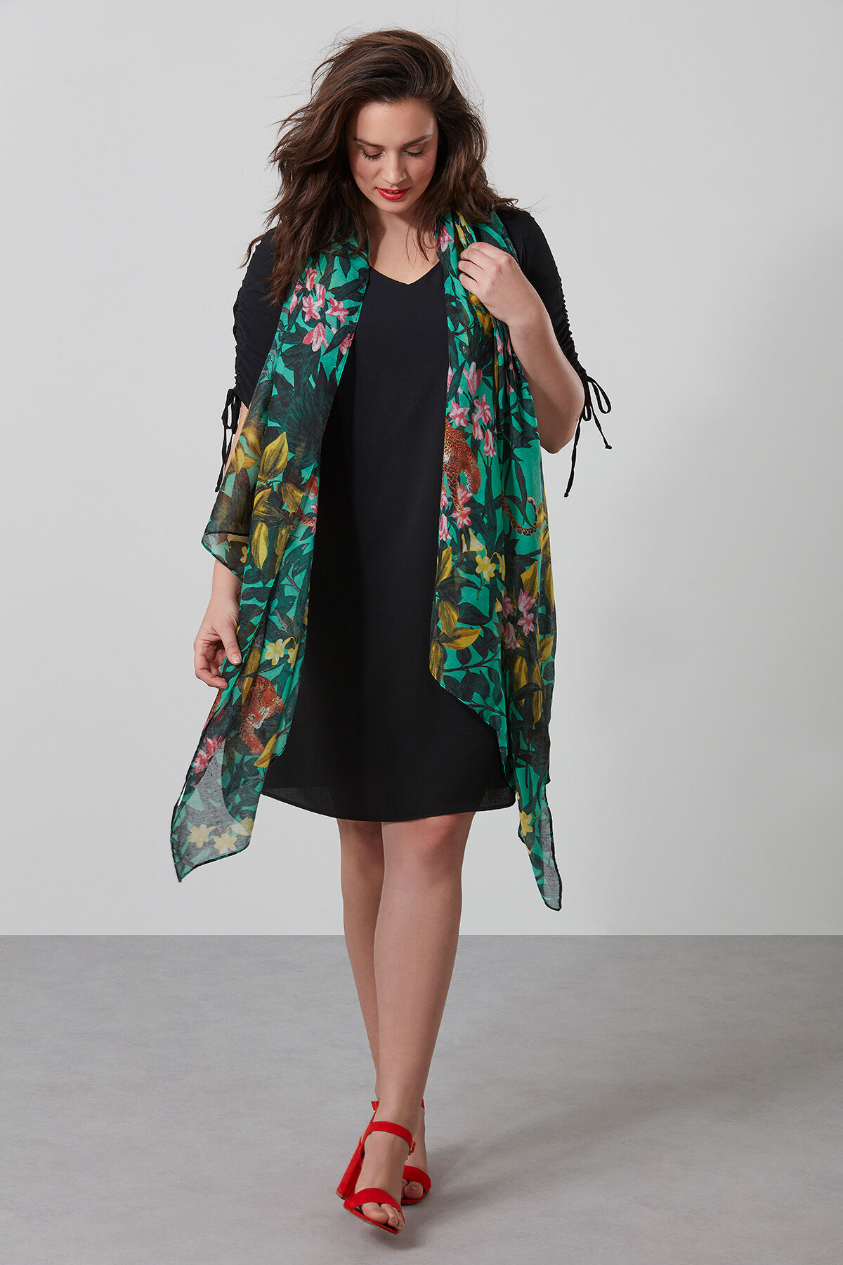 Fular con estampado de selva image number 0