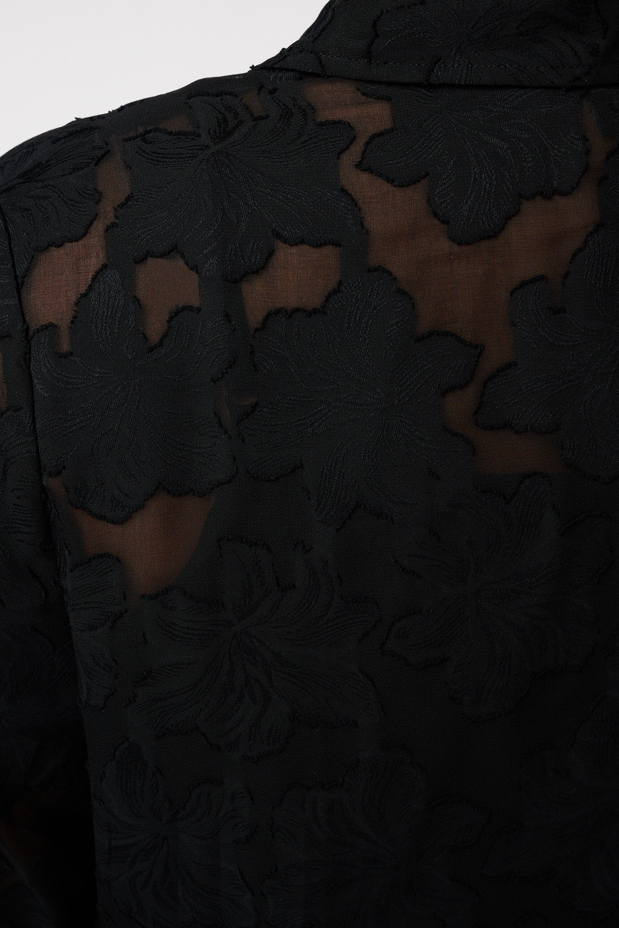 Blusa con detalles bordados image number 6