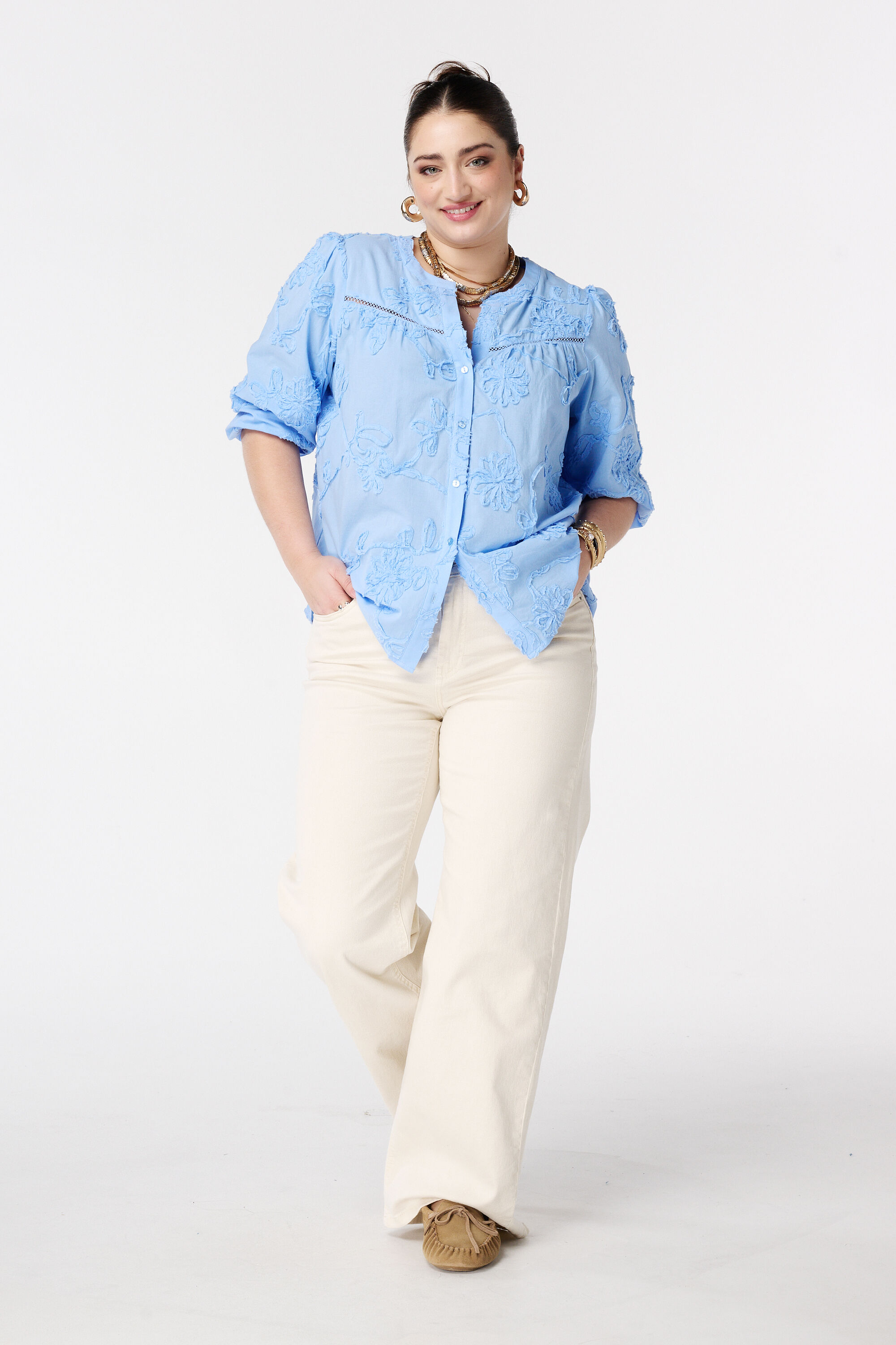 Blusa con flores bordadas image number 5