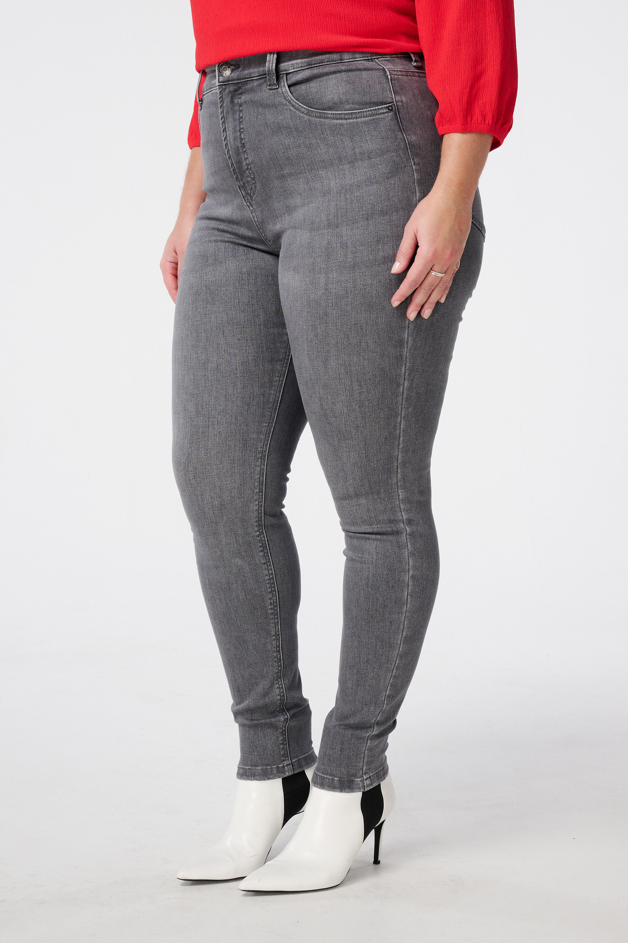 Vaqueros CHERRY de corte pitillo y talle alto image number 5