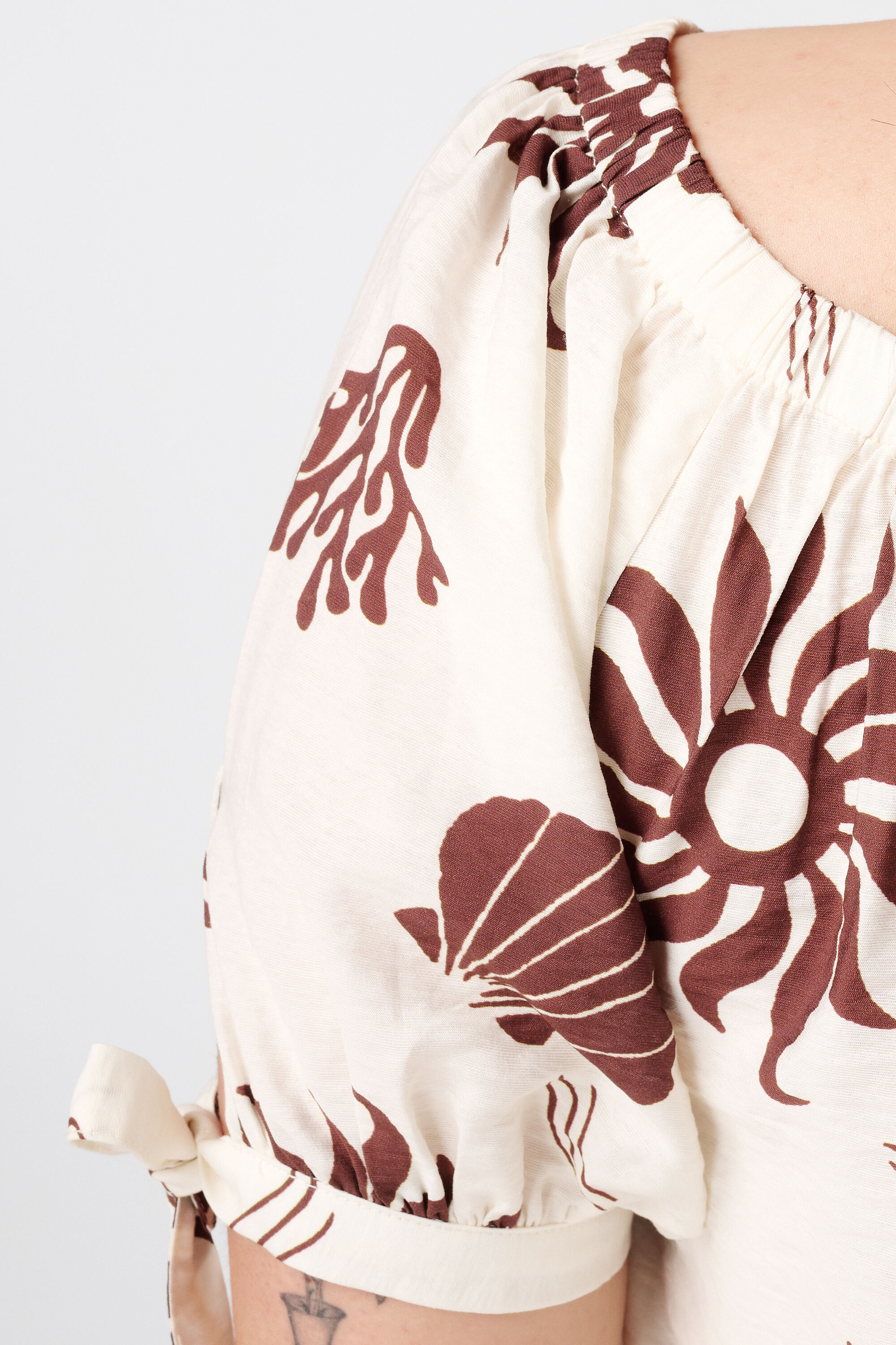 Blusa con hombros descubiertos y estampado image number 6