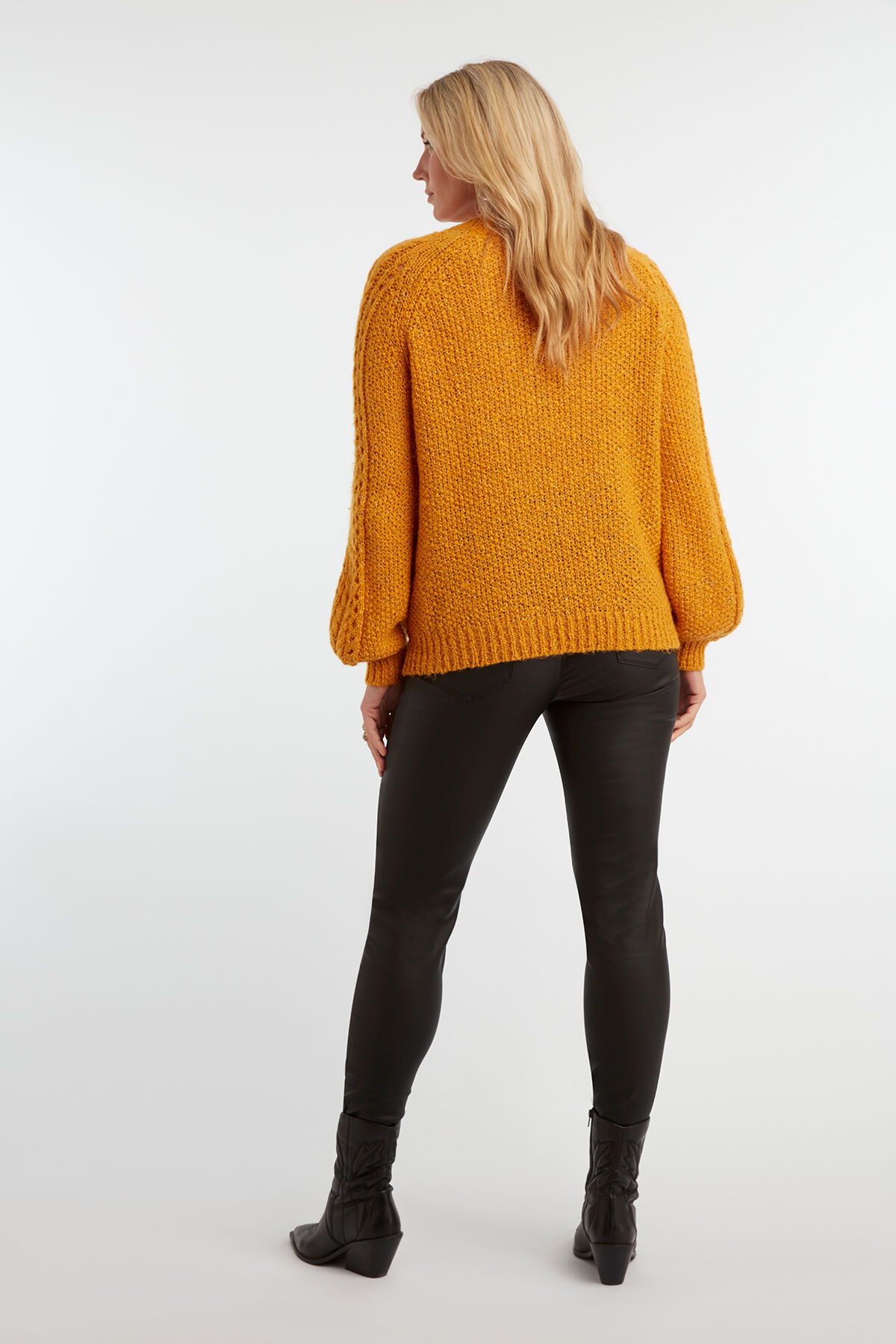 Su&eacute;ter de punto con pompones image number 6