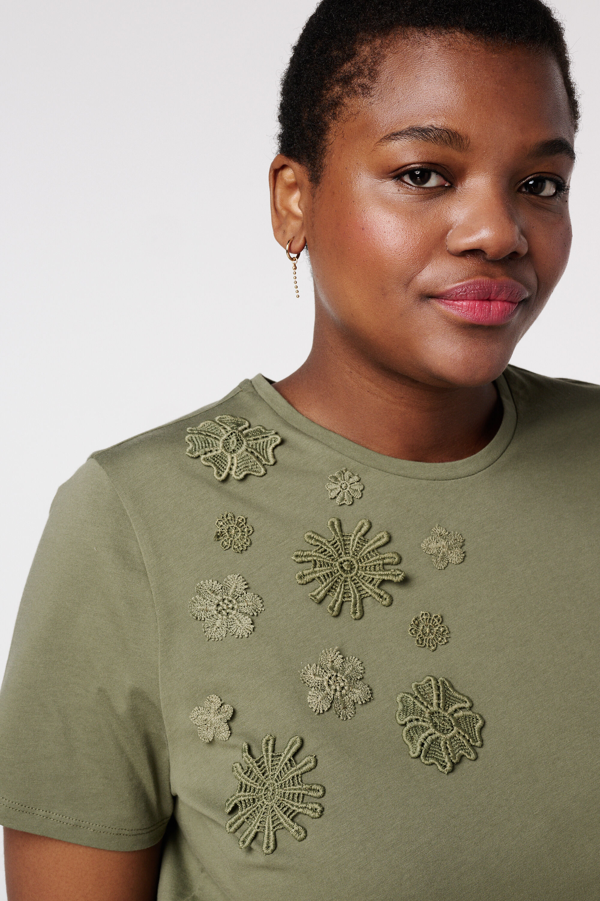 Camiseta con flores image number 4