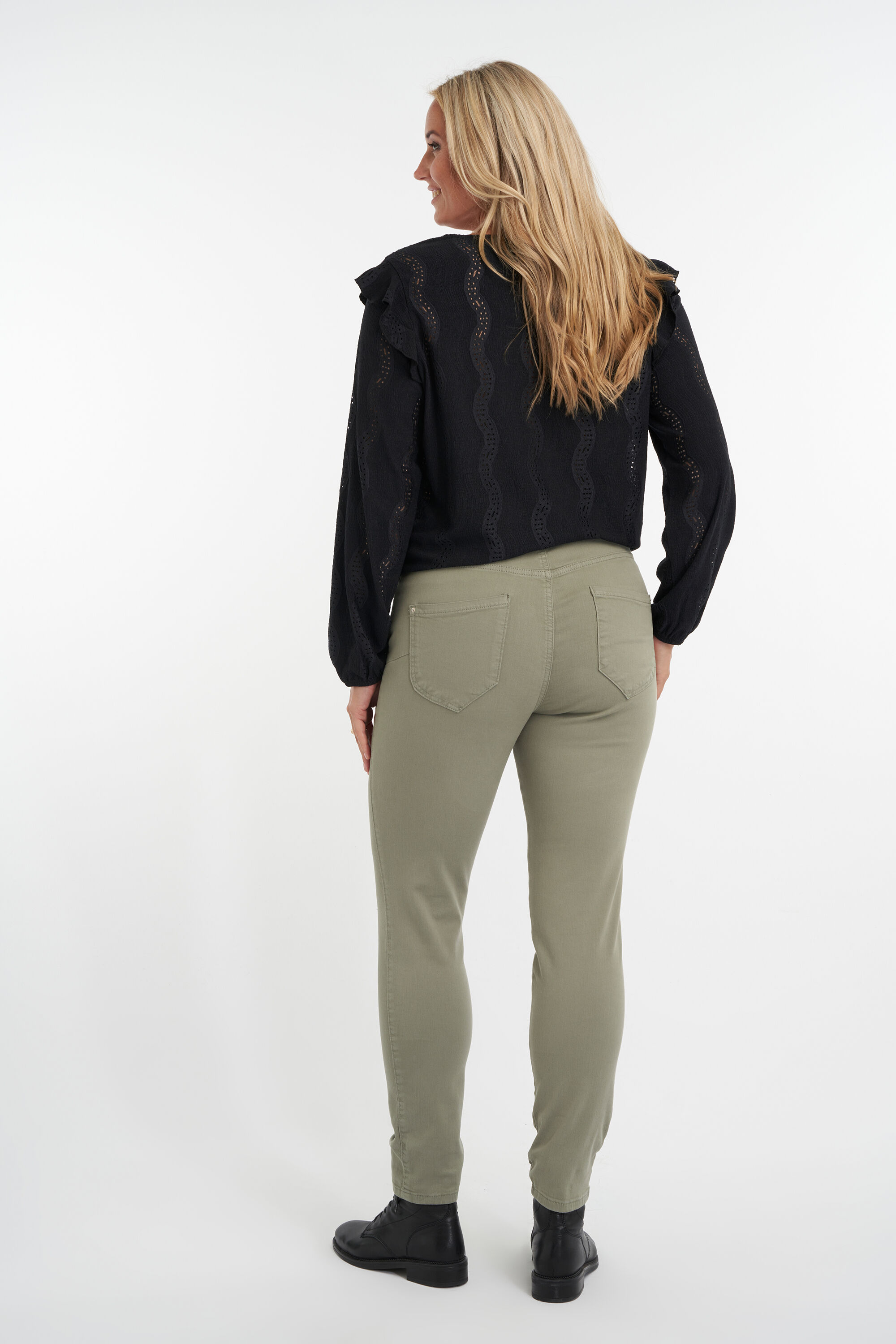 Vaqueros de corte pitillo  image number 3