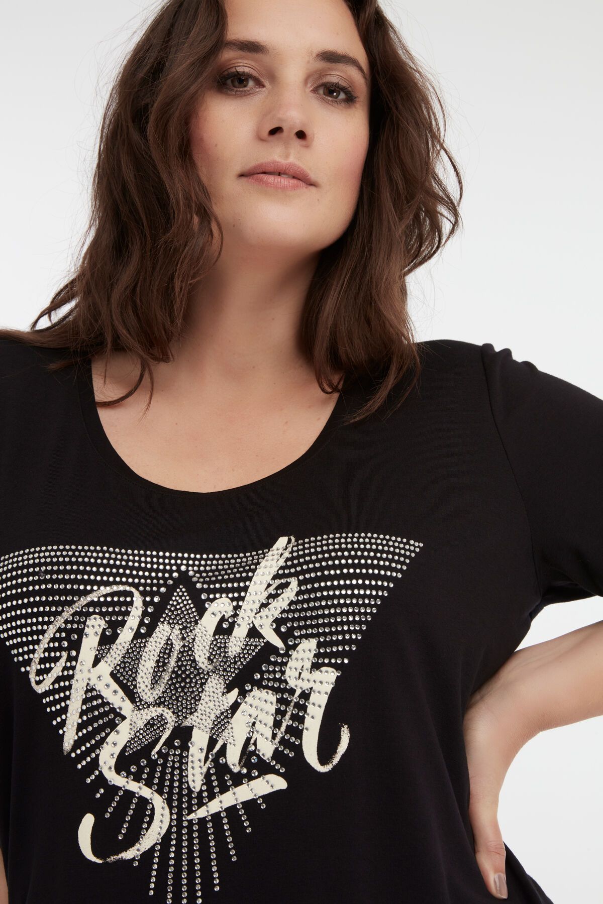 Camiseta con texto impreso y brillantes image number 4