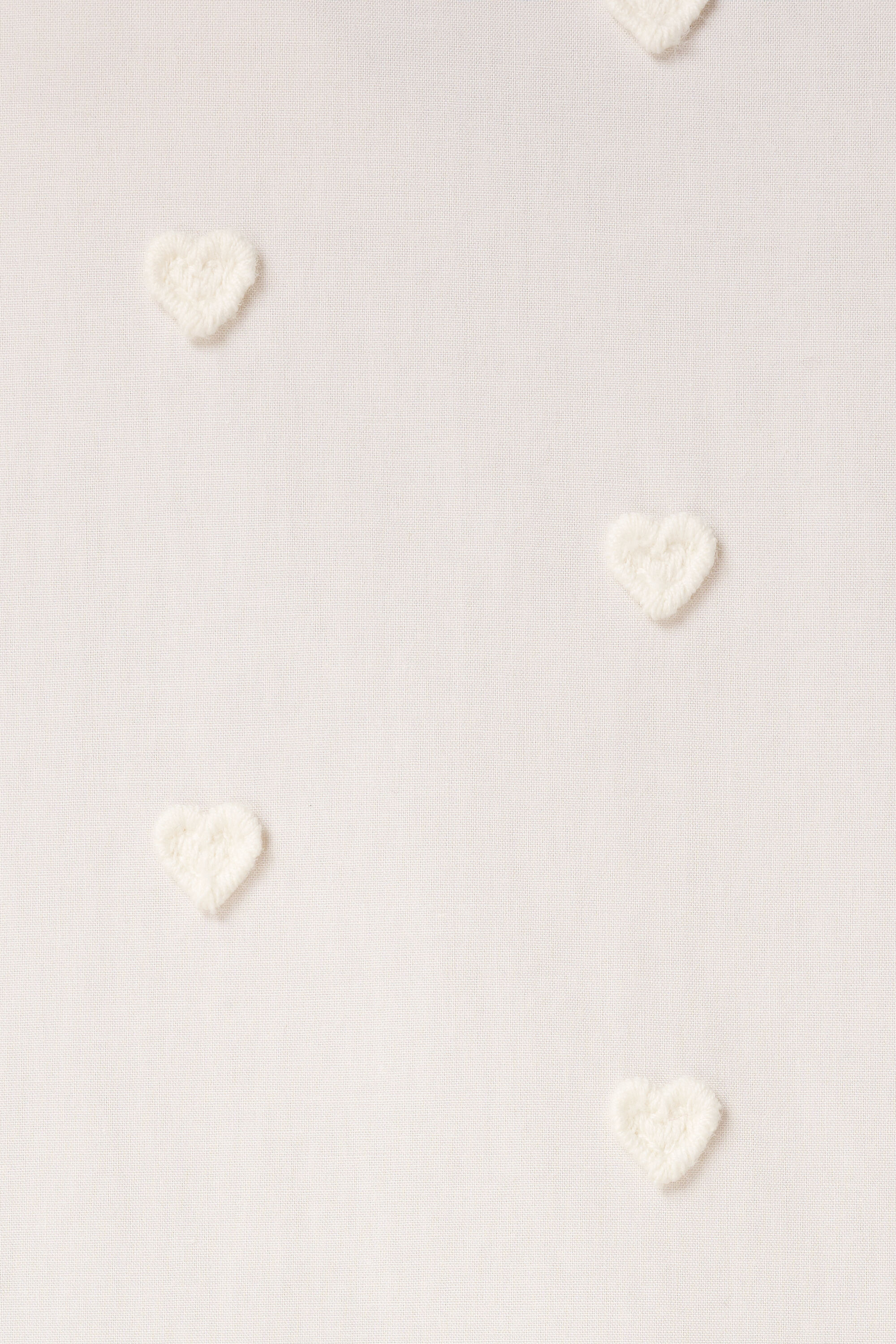 Blusa con corazones bordados y mangas tres cuartos image number 6