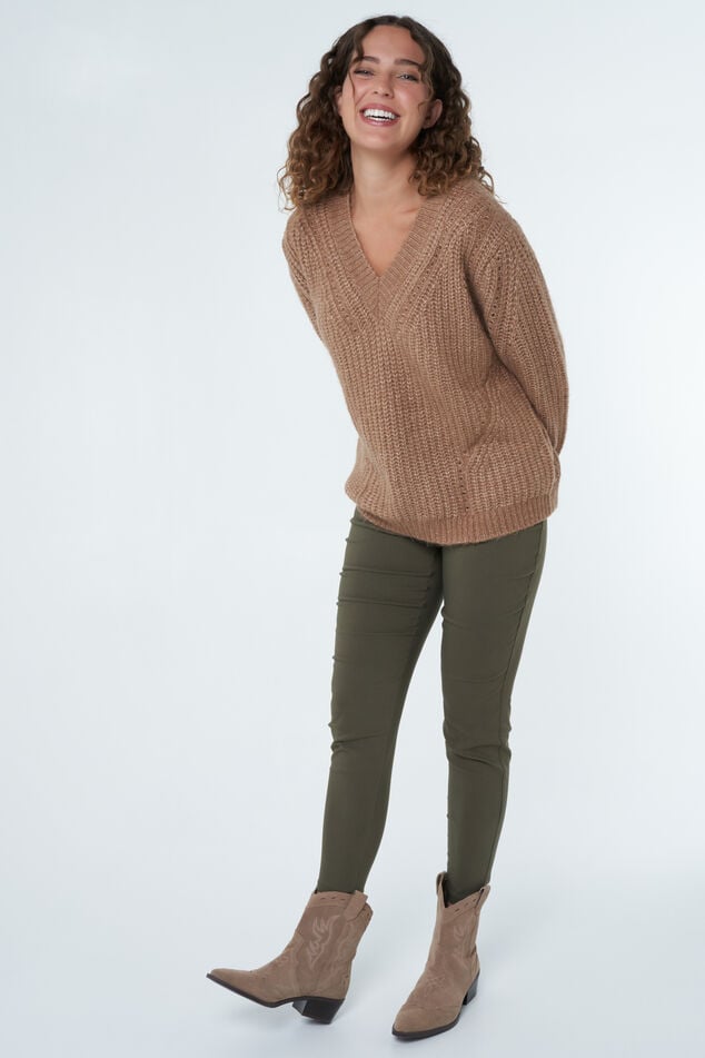 Suéter de punto grueso con escote en V image number 0