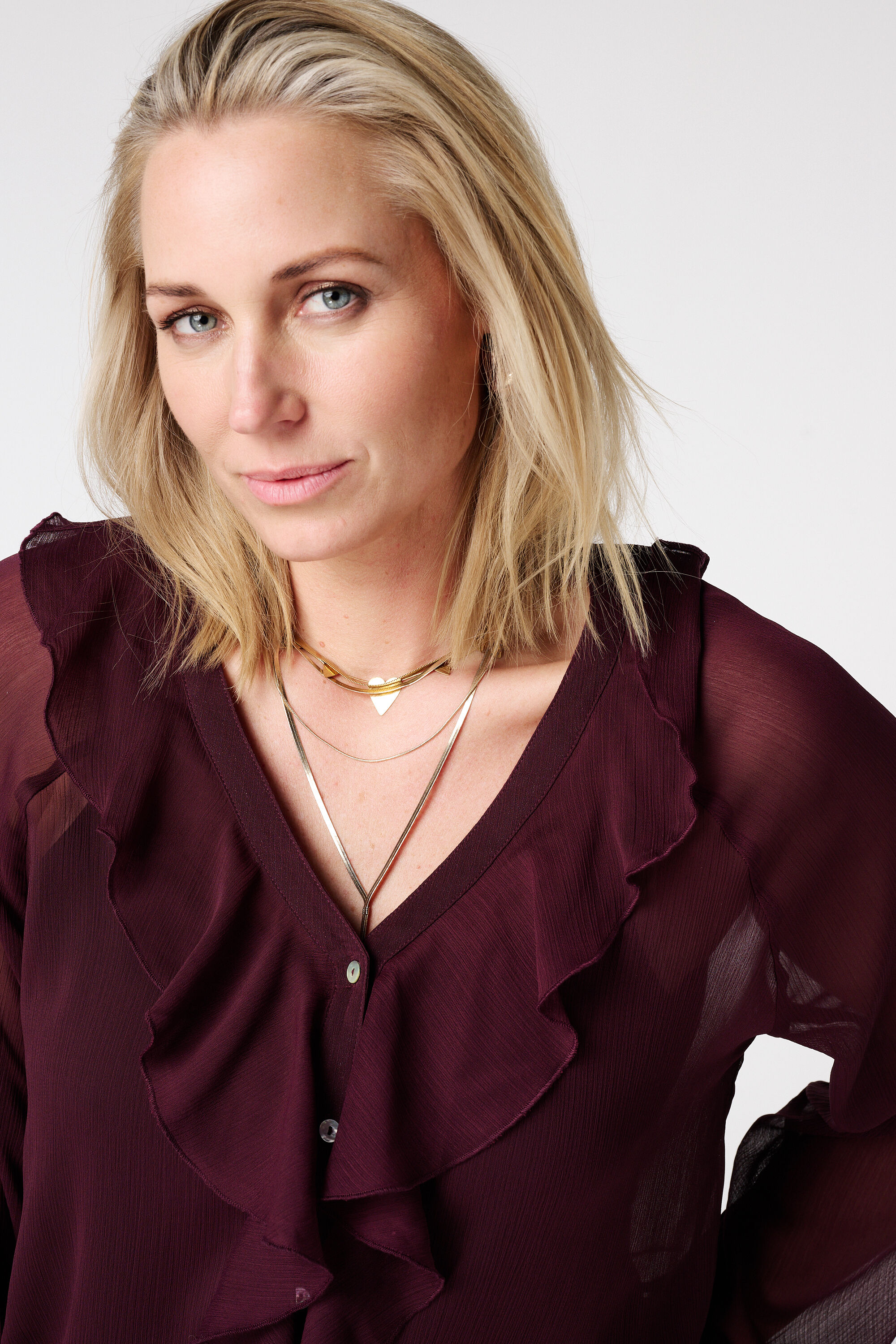 Blusa transparente con volantes y encaje image number 4