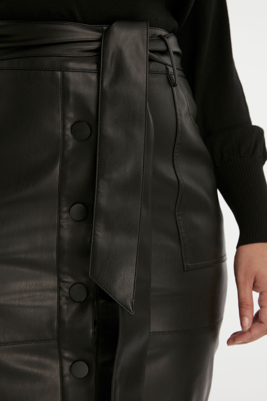 Falda de cuero sint&eacute;tico con botones  image number 4