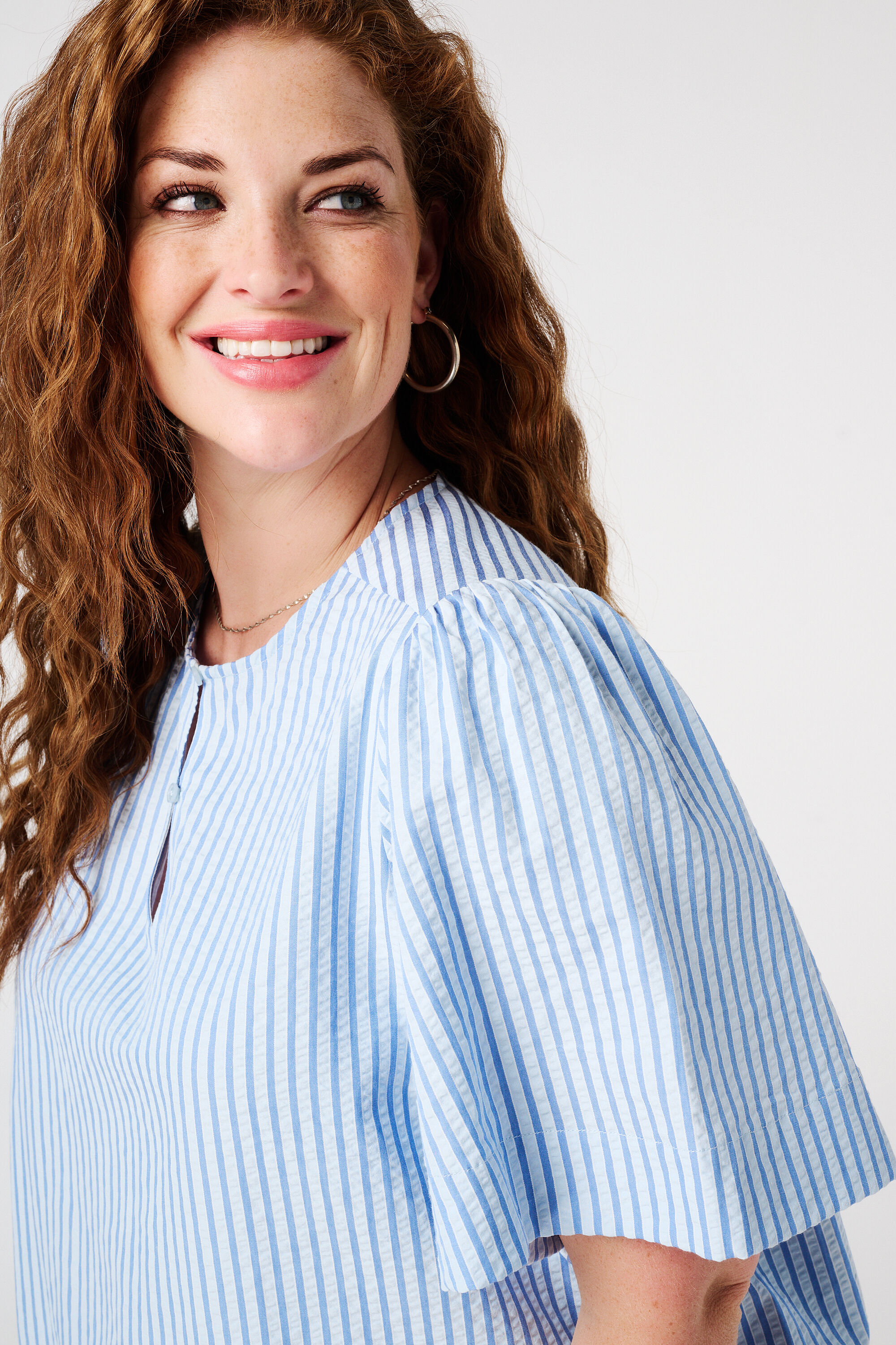 Blusa con escote redondo image number 4