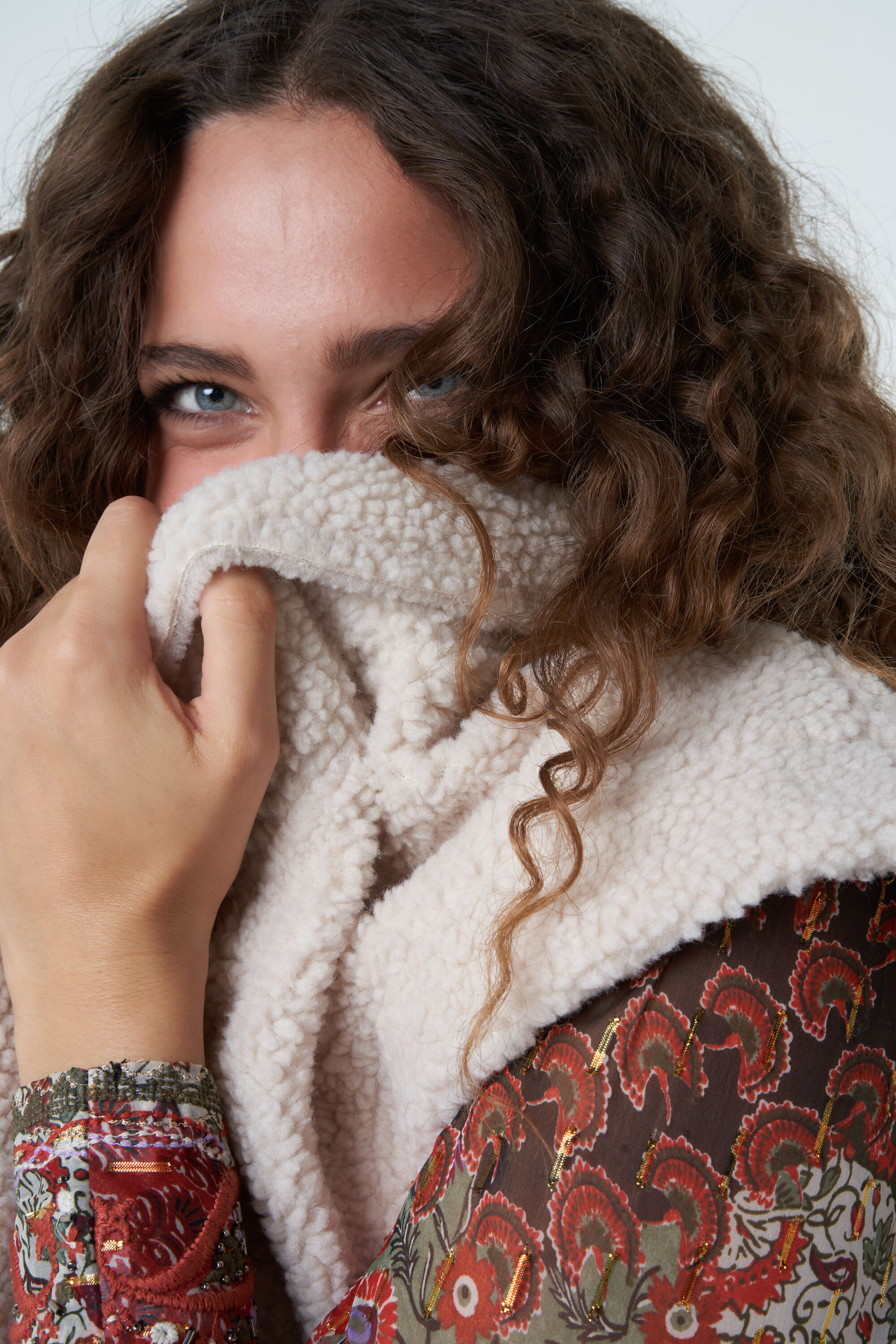 Chaleco con tejido de peluche image number 5