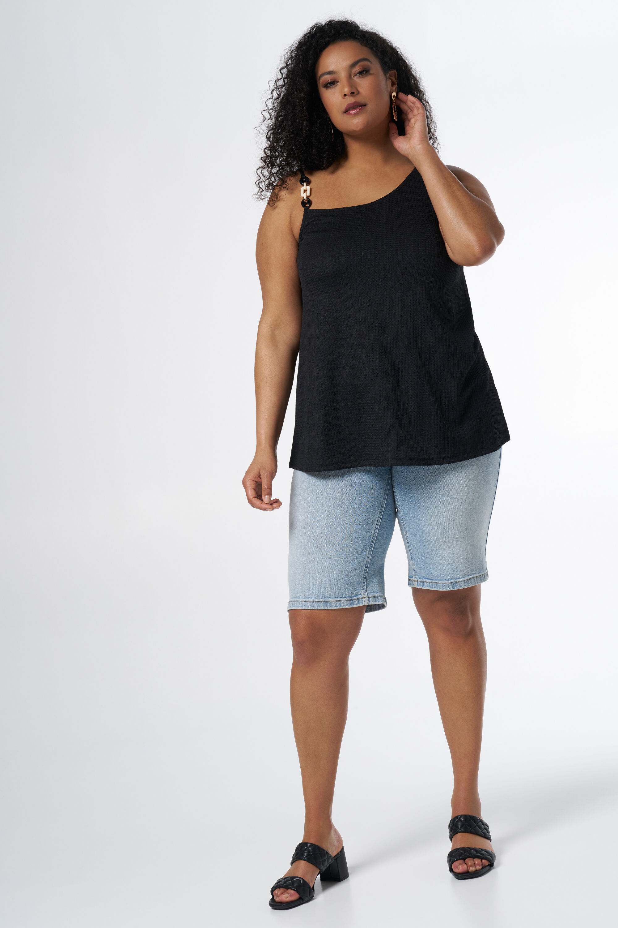 Top sin mangas con detalles de abalorios image number 5