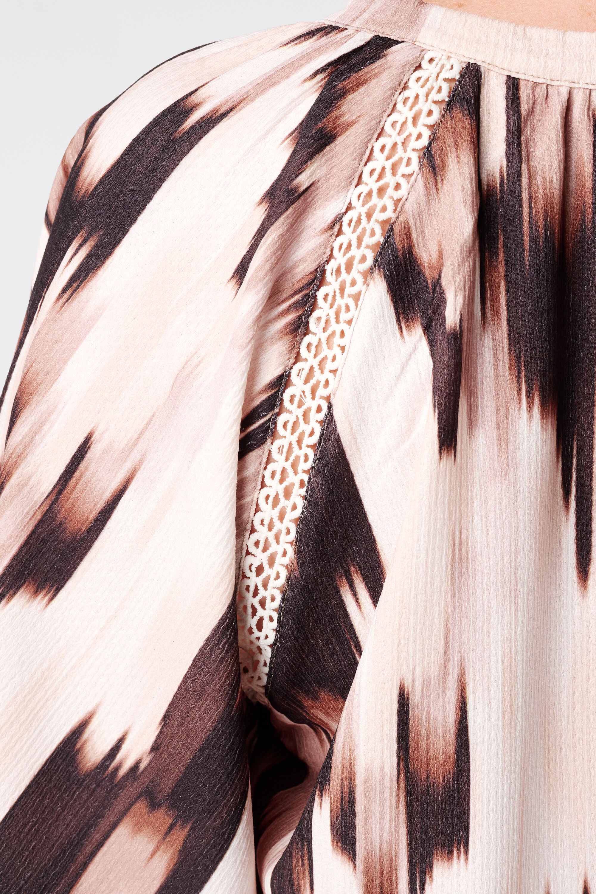 Top con estampado y escote en V image number 6