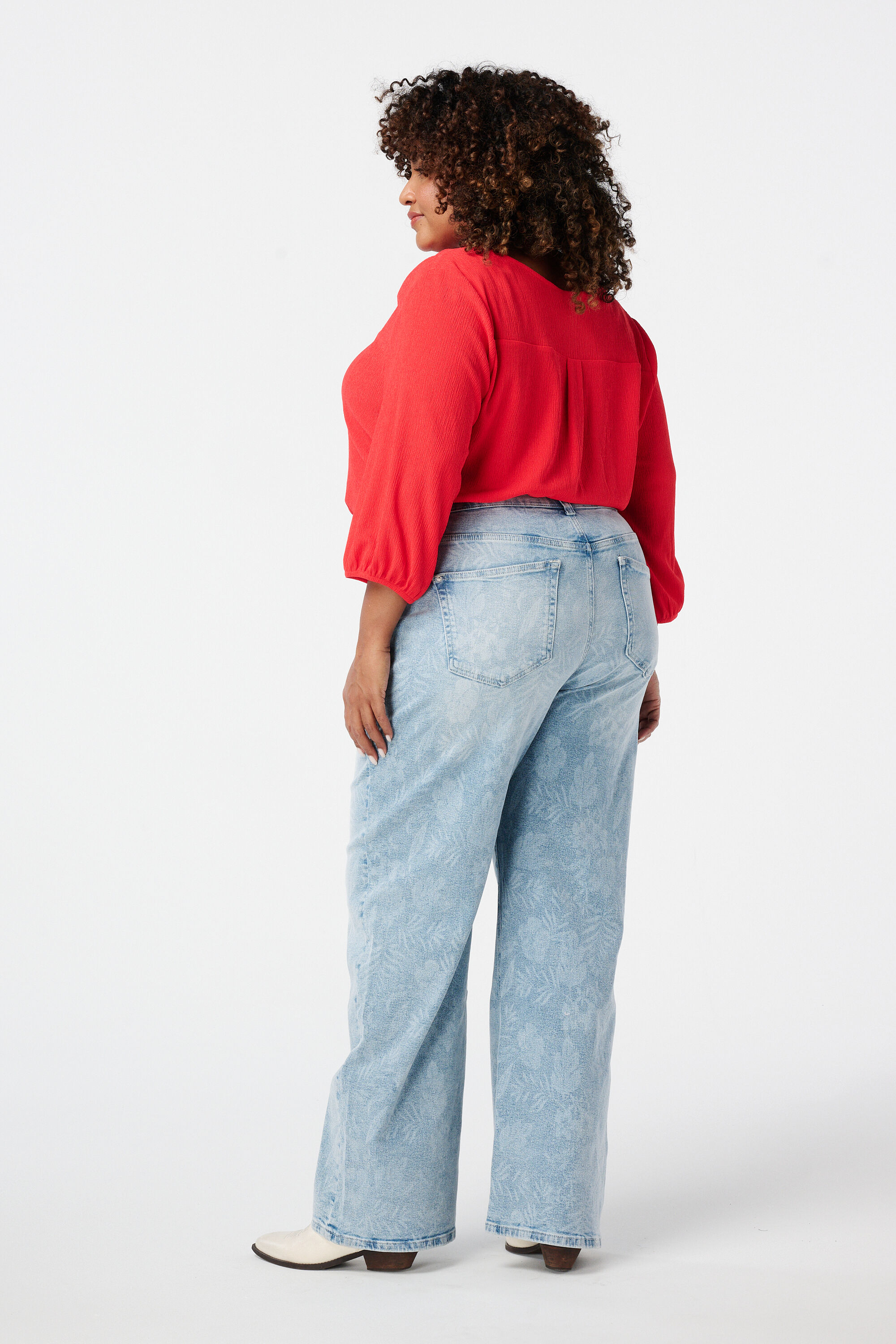 Vaqueros con pernera ancha y estampado floral image number 3