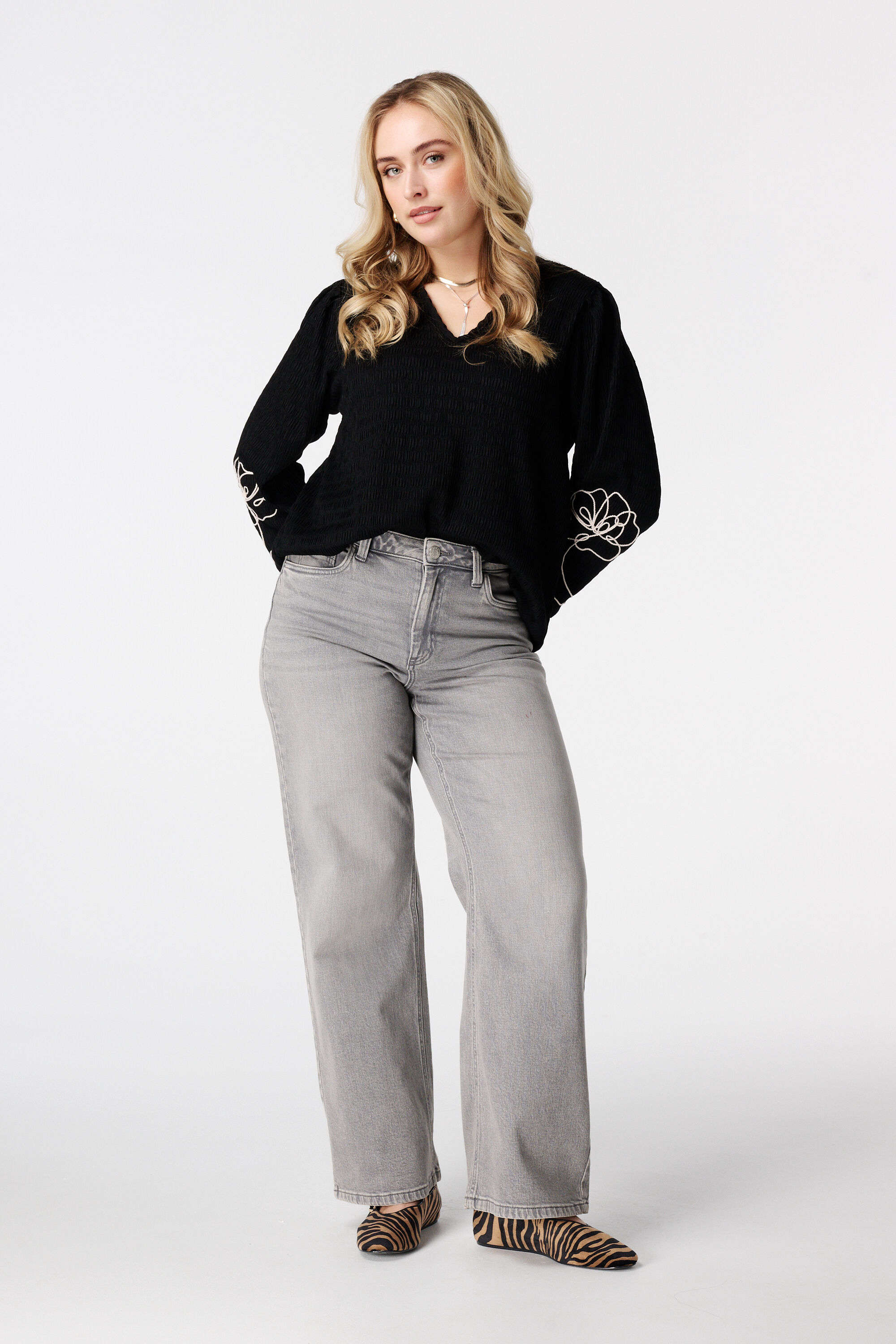 Blusa con bordado image number 5