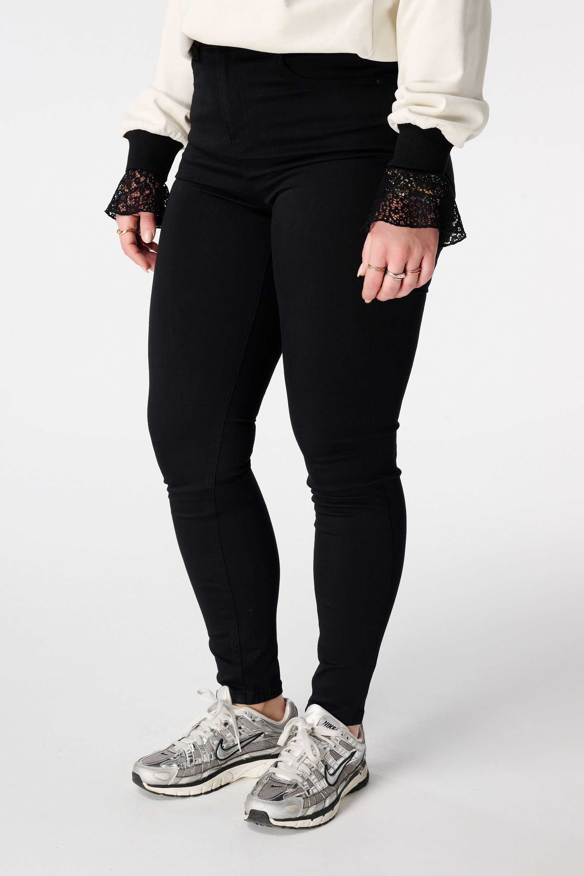 Vaqueros pitillo de talle alto CHERRY image number 5