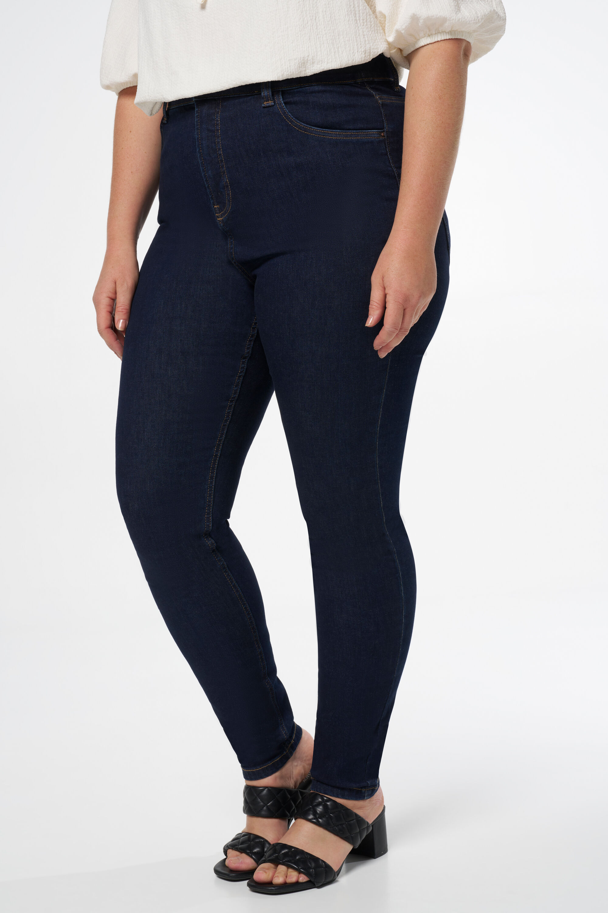 Vaqueros pitillo de talle alto CHERRY image number 5